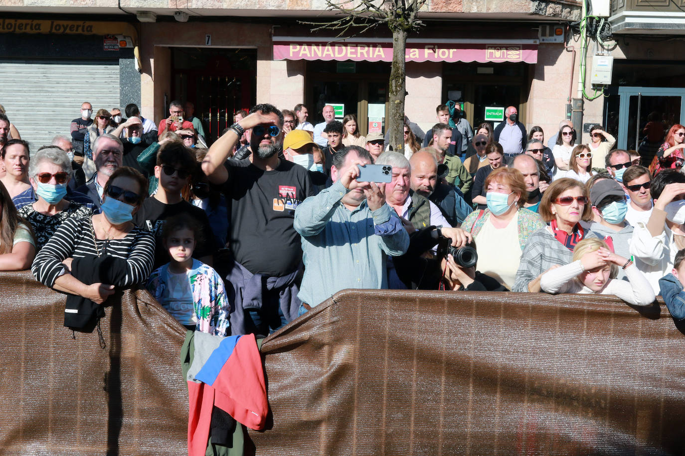 El Vía Crucis Viviente de Infiesto ha registrado el Viernes Santo una de sus jornadas más exitosas y multitudinarias. La gran celebración de Semana Santa, que ha logrado colarse como uno de los eventos más originales de cuantos se celebran en el Principado, ha recorrido las calles de la villa. A las 18 horas comenzaba la procesión de Jesús con la Cruz a Cuestas para después escenificar la crucifixión, bajo la mirada de centenares de personas que acudieron a la capital piloñesa animadas por la meteorología y el atractivo de una cita que sigue sumando adeptos gracias a sus numerosos detalles de ambientación y a las constantes mejoras que se introducen por parte de la cofradía organizadora.