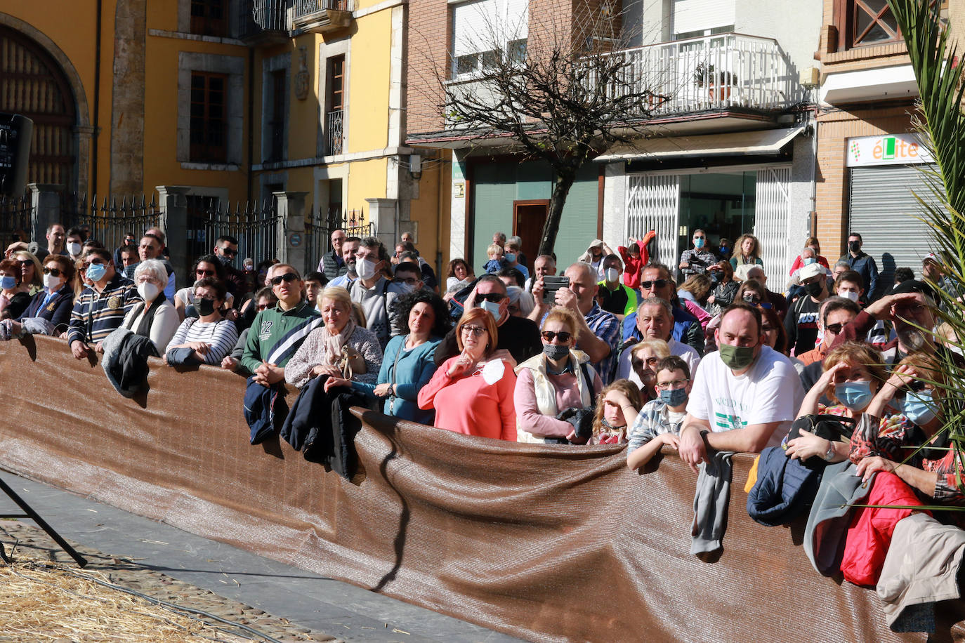 El Vía Crucis Viviente de Infiesto ha registrado el Viernes Santo una de sus jornadas más exitosas y multitudinarias. La gran celebración de Semana Santa, que ha logrado colarse como uno de los eventos más originales de cuantos se celebran en el Principado, ha recorrido las calles de la villa. A las 18 horas comenzaba la procesión de Jesús con la Cruz a Cuestas para después escenificar la crucifixión, bajo la mirada de centenares de personas que acudieron a la capital piloñesa animadas por la meteorología y el atractivo de una cita que sigue sumando adeptos gracias a sus numerosos detalles de ambientación y a las constantes mejoras que se introducen por parte de la cofradía organizadora.