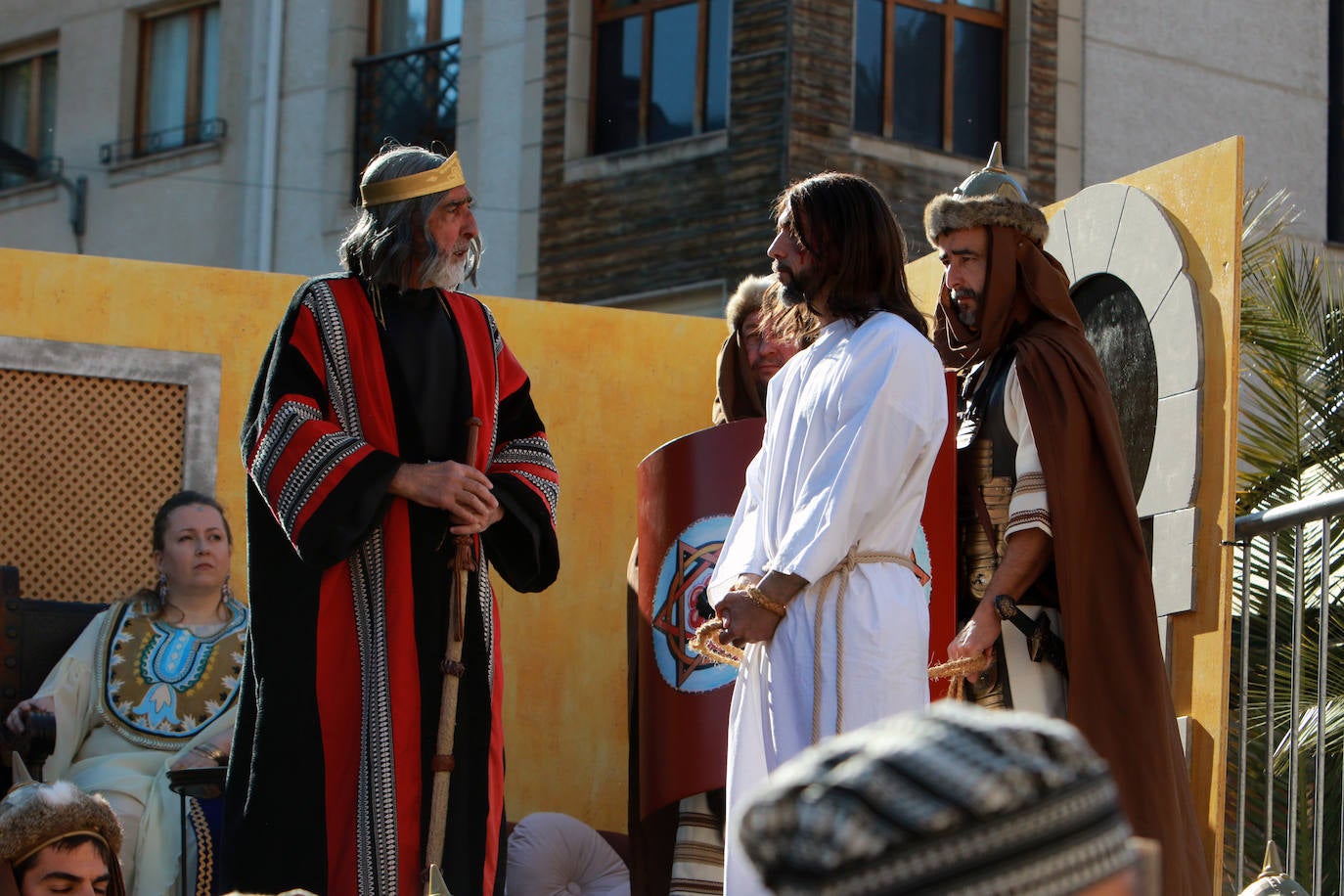 El Vía Crucis Viviente de Infiesto ha registrado el Viernes Santo una de sus jornadas más exitosas y multitudinarias. La gran celebración de Semana Santa, que ha logrado colarse como uno de los eventos más originales de cuantos se celebran en el Principado, ha recorrido las calles de la villa. A las 18 horas comenzaba la procesión de Jesús con la Cruz a Cuestas para después escenificar la crucifixión, bajo la mirada de centenares de personas que acudieron a la capital piloñesa animadas por la meteorología y el atractivo de una cita que sigue sumando adeptos gracias a sus numerosos detalles de ambientación y a las constantes mejoras que se introducen por parte de la cofradía organizadora.