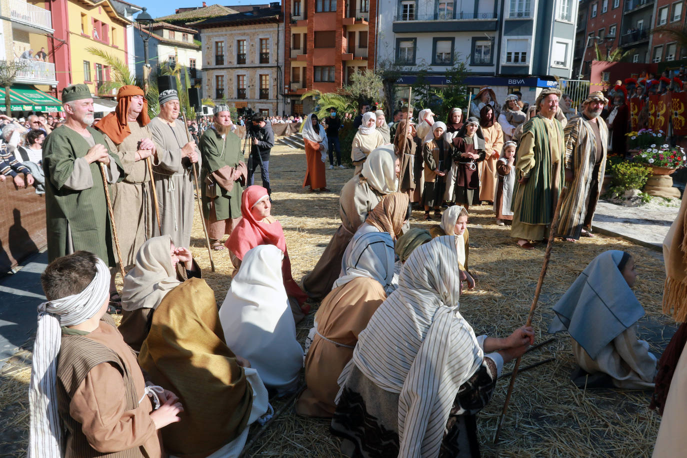 El Vía Crucis Viviente de Infiesto ha registrado el Viernes Santo una de sus jornadas más exitosas y multitudinarias. La gran celebración de Semana Santa, que ha logrado colarse como uno de los eventos más originales de cuantos se celebran en el Principado, ha recorrido las calles de la villa. A las 18 horas comenzaba la procesión de Jesús con la Cruz a Cuestas para después escenificar la crucifixión, bajo la mirada de centenares de personas que acudieron a la capital piloñesa animadas por la meteorología y el atractivo de una cita que sigue sumando adeptos gracias a sus numerosos detalles de ambientación y a las constantes mejoras que se introducen por parte de la cofradía organizadora.