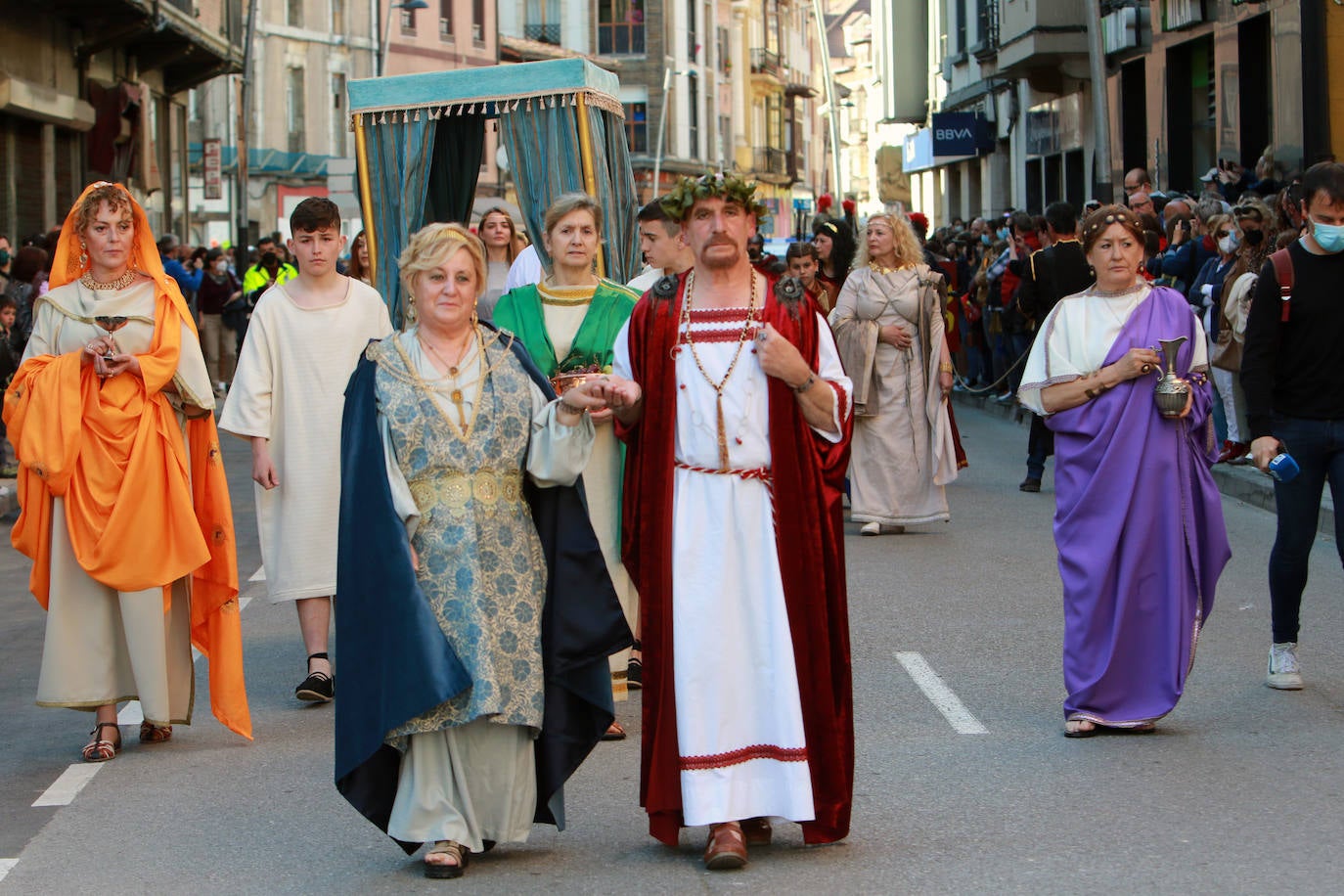 El Vía Crucis Viviente de Infiesto ha registrado el Viernes Santo una de sus jornadas más exitosas y multitudinarias. La gran celebración de Semana Santa, que ha logrado colarse como uno de los eventos más originales de cuantos se celebran en el Principado, ha recorrido las calles de la villa. A las 18 horas comenzaba la procesión de Jesús con la Cruz a Cuestas para después escenificar la crucifixión, bajo la mirada de centenares de personas que acudieron a la capital piloñesa animadas por la meteorología y el atractivo de una cita que sigue sumando adeptos gracias a sus numerosos detalles de ambientación y a las constantes mejoras que se introducen por parte de la cofradía organizadora.