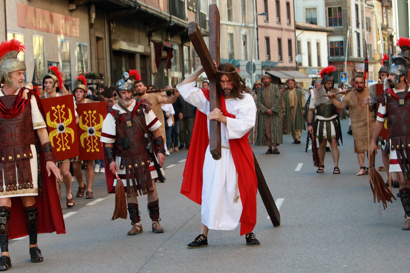 El Vía Crucis Viviente de Infiesto ha registrado el Viernes Santo una de sus jornadas más exitosas y multitudinarias. La gran celebración de Semana Santa, que ha logrado colarse como uno de los eventos más originales de cuantos se celebran en el Principado, ha recorrido las calles de la villa. A las 18 horas comenzaba la procesión de Jesús con la Cruz a Cuestas para después escenificar la crucifixión, bajo la mirada de centenares de personas que acudieron a la capital piloñesa animadas por la meteorología y el atractivo de una cita que sigue sumando adeptos gracias a sus numerosos detalles de ambientación y a las constantes mejoras que se introducen por parte de la cofradía organizadora.