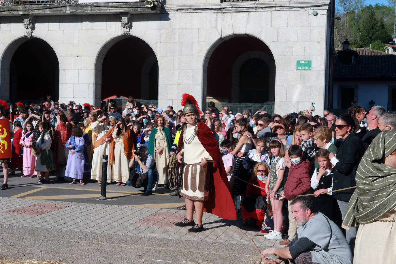 El Vía Crucis Viviente de Infiesto ha registrado el Viernes Santo una de sus jornadas más exitosas y multitudinarias. La gran celebración de Semana Santa, que ha logrado colarse como uno de los eventos más originales de cuantos se celebran en el Principado, ha recorrido las calles de la villa. A las 18 horas comenzaba la procesión de Jesús con la Cruz a Cuestas para después escenificar la crucifixión, bajo la mirada de centenares de personas que acudieron a la capital piloñesa animadas por la meteorología y el atractivo de una cita que sigue sumando adeptos gracias a sus numerosos detalles de ambientación y a las constantes mejoras que se introducen por parte de la cofradía organizadora.