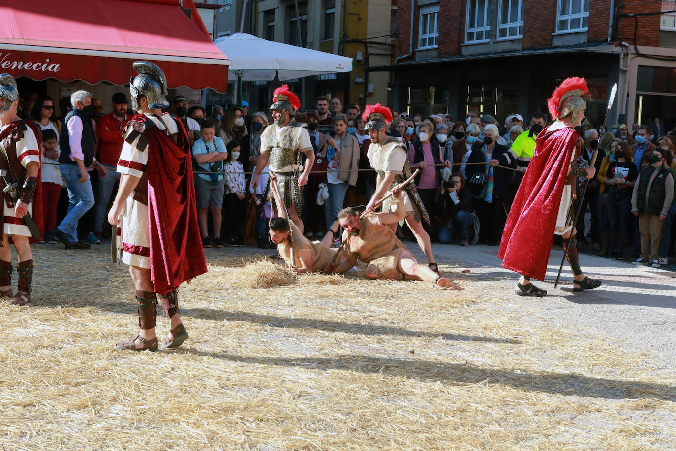 El Vía Crucis Viviente de Infiesto ha registrado el Viernes Santo una de sus jornadas más exitosas y multitudinarias. La gran celebración de Semana Santa, que ha logrado colarse como uno de los eventos más originales de cuantos se celebran en el Principado, ha recorrido las calles de la villa. A las 18 horas comenzaba la procesión de Jesús con la Cruz a Cuestas para después escenificar la crucifixión, bajo la mirada de centenares de personas que acudieron a la capital piloñesa animadas por la meteorología y el atractivo de una cita que sigue sumando adeptos gracias a sus numerosos detalles de ambientación y a las constantes mejoras que se introducen por parte de la cofradía organizadora.