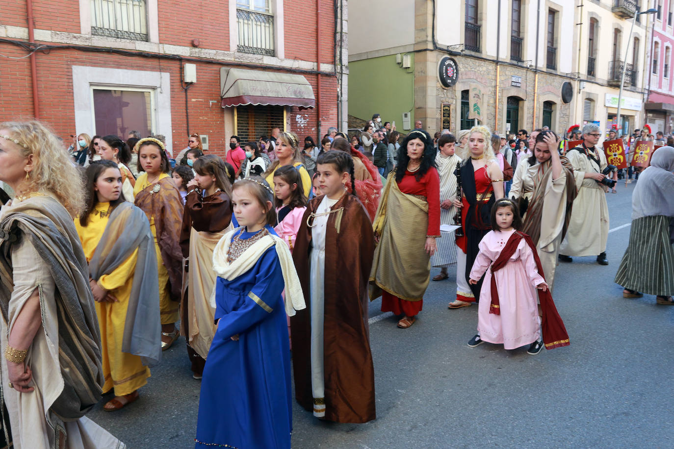 El Vía Crucis Viviente de Infiesto ha registrado el Viernes Santo una de sus jornadas más exitosas y multitudinarias. La gran celebración de Semana Santa, que ha logrado colarse como uno de los eventos más originales de cuantos se celebran en el Principado, ha recorrido las calles de la villa. A las 18 horas comenzaba la procesión de Jesús con la Cruz a Cuestas para después escenificar la crucifixión, bajo la mirada de centenares de personas que acudieron a la capital piloñesa animadas por la meteorología y el atractivo de una cita que sigue sumando adeptos gracias a sus numerosos detalles de ambientación y a las constantes mejoras que se introducen por parte de la cofradía organizadora.