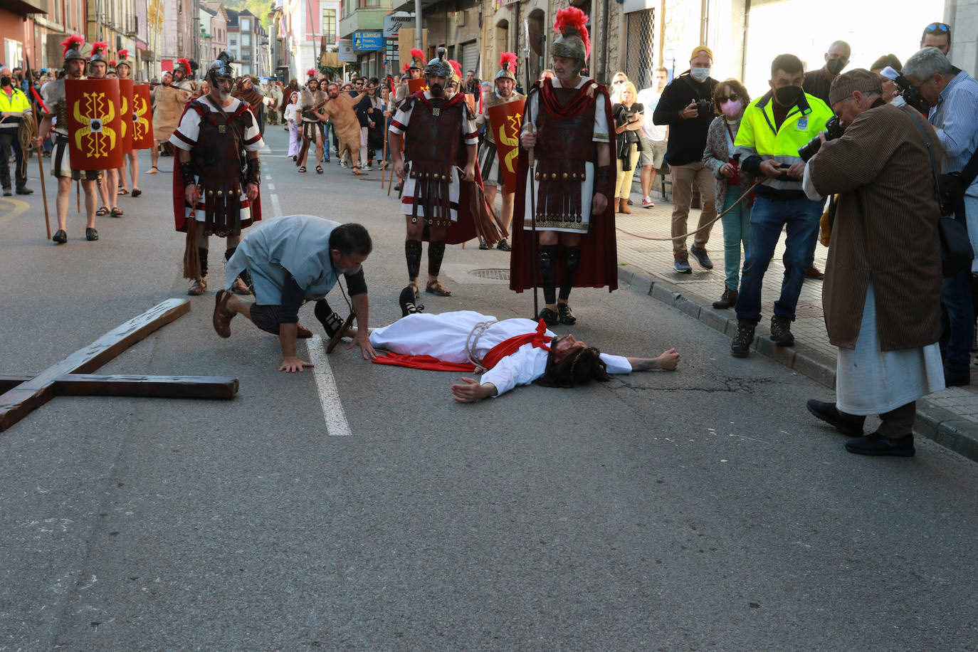 El Vía Crucis Viviente de Infiesto ha registrado el Viernes Santo una de sus jornadas más exitosas y multitudinarias. La gran celebración de Semana Santa, que ha logrado colarse como uno de los eventos más originales de cuantos se celebran en el Principado, ha recorrido las calles de la villa. A las 18 horas comenzaba la procesión de Jesús con la Cruz a Cuestas para después escenificar la crucifixión, bajo la mirada de centenares de personas que acudieron a la capital piloñesa animadas por la meteorología y el atractivo de una cita que sigue sumando adeptos gracias a sus numerosos detalles de ambientación y a las constantes mejoras que se introducen por parte de la cofradía organizadora.