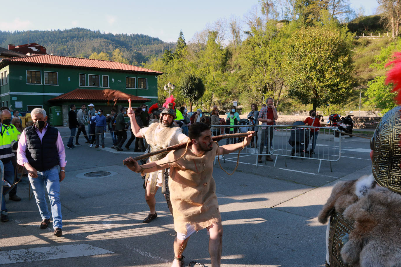El Vía Crucis Viviente de Infiesto ha registrado el Viernes Santo una de sus jornadas más exitosas y multitudinarias. La gran celebración de Semana Santa, que ha logrado colarse como uno de los eventos más originales de cuantos se celebran en el Principado, ha recorrido las calles de la villa. A las 18 horas comenzaba la procesión de Jesús con la Cruz a Cuestas para después escenificar la crucifixión, bajo la mirada de centenares de personas que acudieron a la capital piloñesa animadas por la meteorología y el atractivo de una cita que sigue sumando adeptos gracias a sus numerosos detalles de ambientación y a las constantes mejoras que se introducen por parte de la cofradía organizadora.