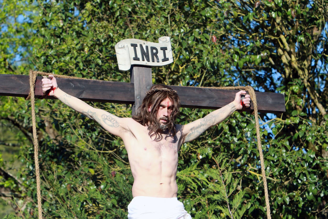 El Vía Crucis Viviente de Infiesto ha registrado el Viernes Santo una de sus jornadas más exitosas y multitudinarias. La gran celebración de Semana Santa, que ha logrado colarse como uno de los eventos más originales de cuantos se celebran en el Principado, ha recorrido las calles de la villa. A las 18 horas comenzaba la procesión de Jesús con la Cruz a Cuestas para después escenificar la crucifixión, bajo la mirada de centenares de personas que acudieron a la capital piloñesa animadas por la meteorología y el atractivo de una cita que sigue sumando adeptos gracias a sus numerosos detalles de ambientación y a las constantes mejoras que se introducen por parte de la cofradía organizadora.