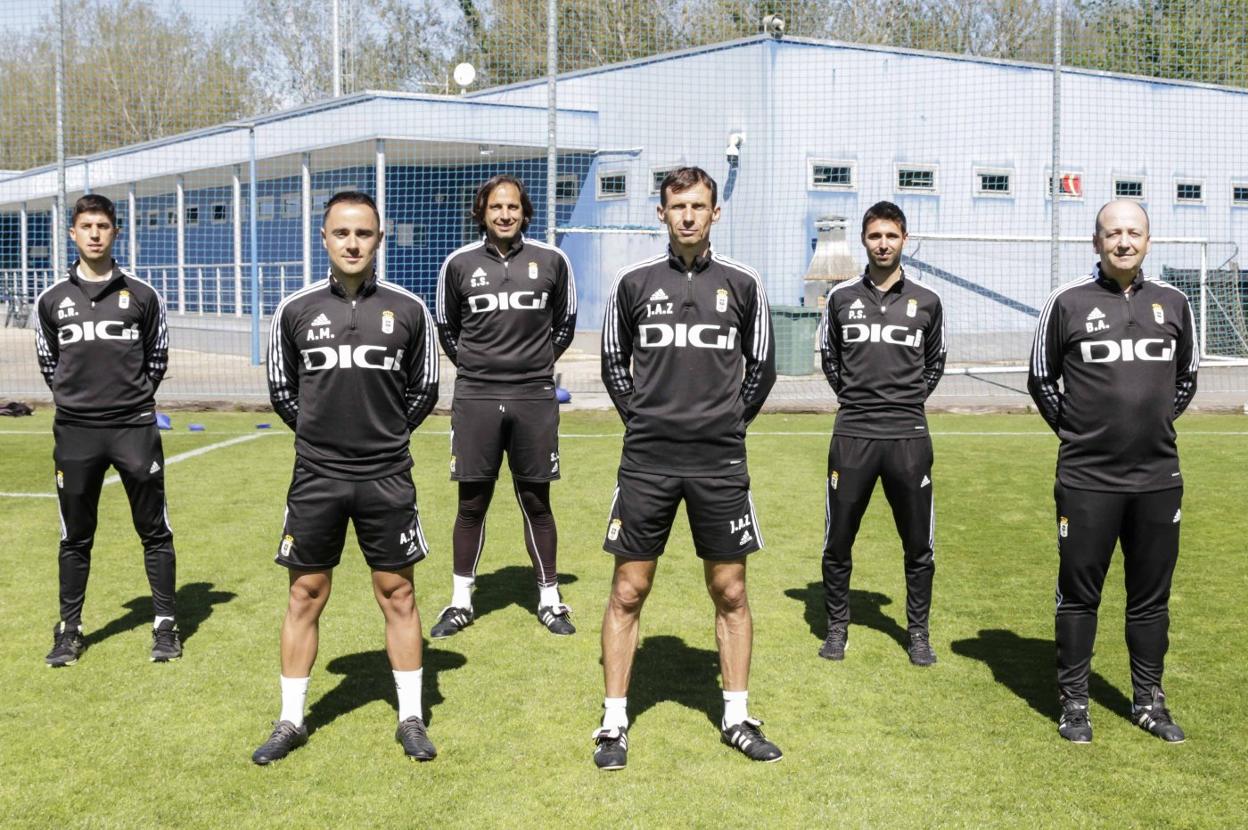 Cuerpo técnico. De izquierda a derecha Dani Ramilo (ayudante preparador físico), Alberto Martínez (preparador físico), Sergio Segura (entrenador de porteros), José Ángel Ziganda, Pau Suazo (analista), Bingen Arostegui (segundo entrenador). 