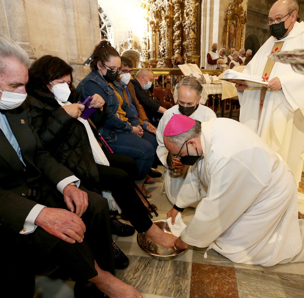 El arzobispo lava los pies a una mujer en la Catedral. 