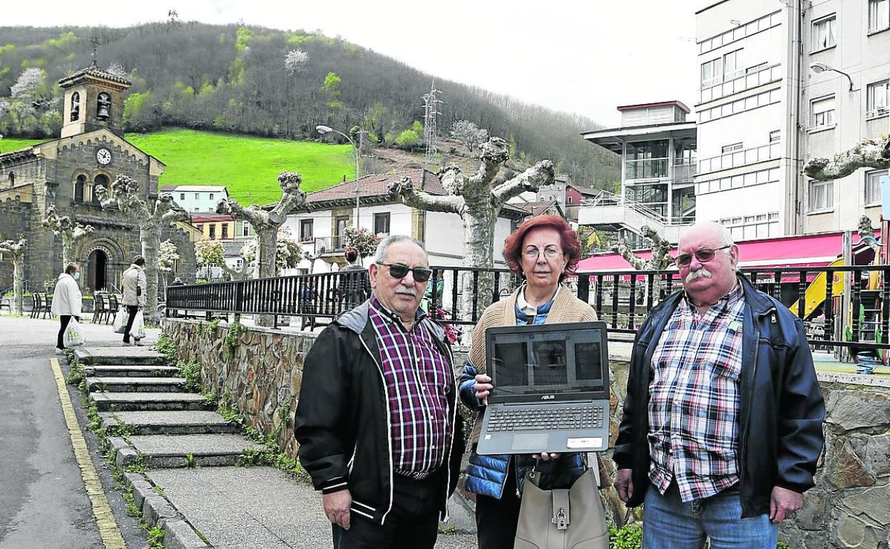 José Antonio Fernández, Amelia Cachero y Gabriel Hernando 'Pope' muestran las imágenes de las lápidas en el lugar donde, a su juicio, deben ser ubicadas sus réplicas.