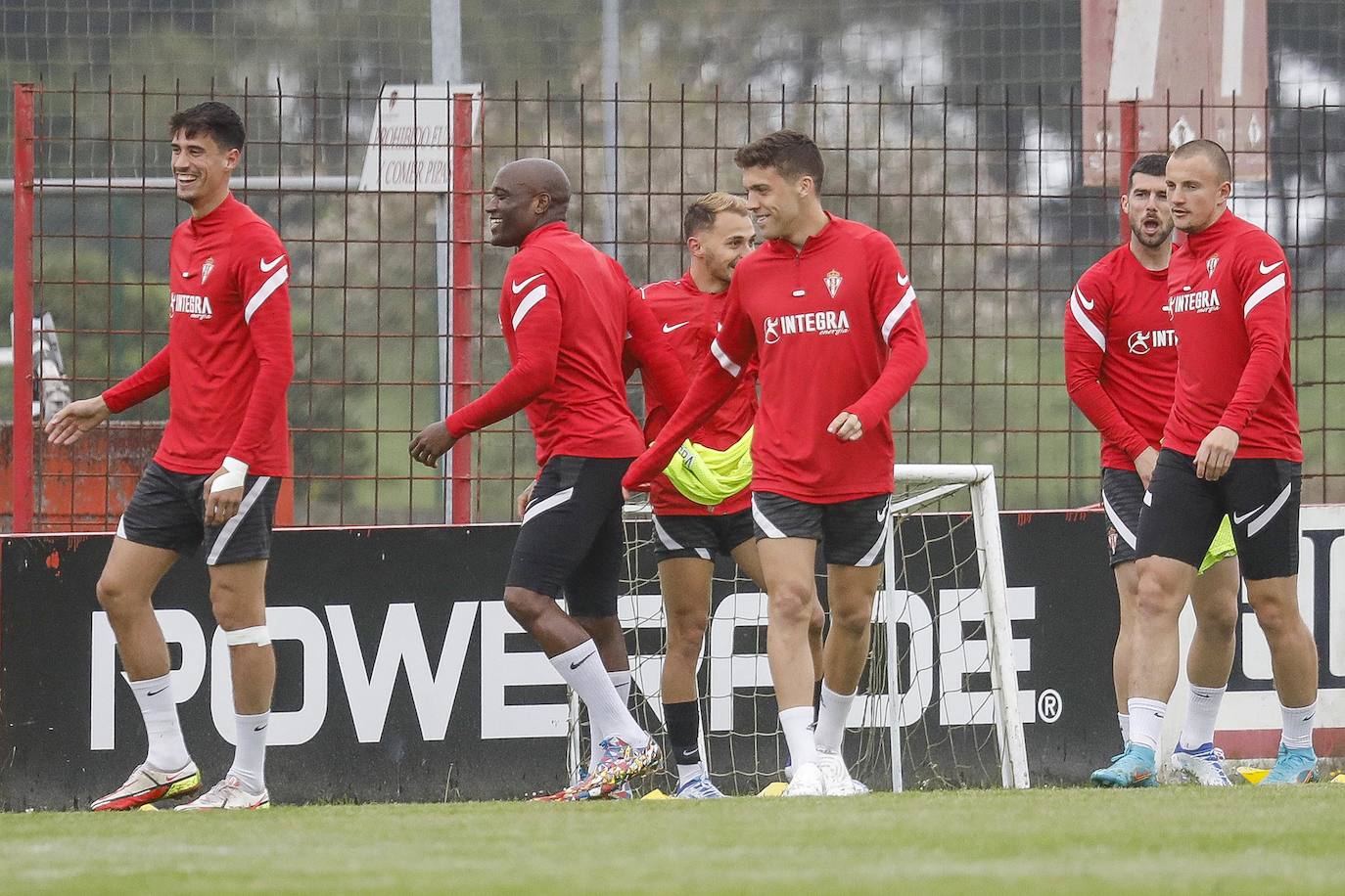 Con Mareo blindado a las miradas ajenas al equipo, José Luis Martí dirigió la sesión enfocada al duelo contra el Oviedo y concluyó su preparación con una sesión a puerta cerrada que siguieron desde las proximidades del campo número 2 el 'coach' Joseba del Carmen y el director deportivo, Javi Rico.