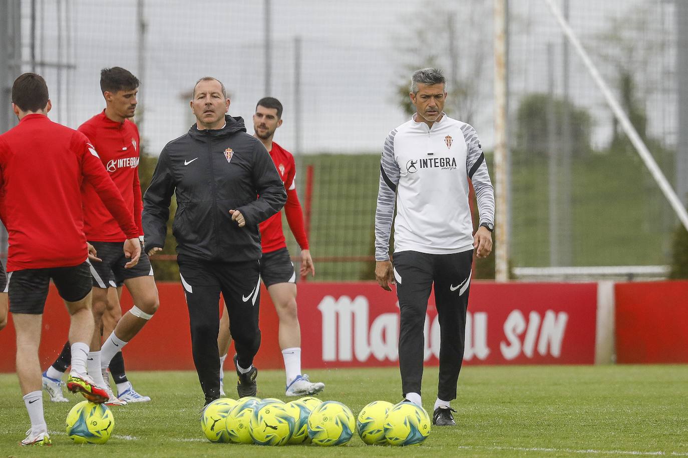 Con Mareo blindado a las miradas ajenas al equipo, José Luis Martí dirigió la sesión enfocada al duelo contra el Oviedo y concluyó su preparación con una sesión a puerta cerrada que siguieron desde las proximidades del campo número 2 el 'coach' Joseba del Carmen y el director deportivo, Javi Rico.