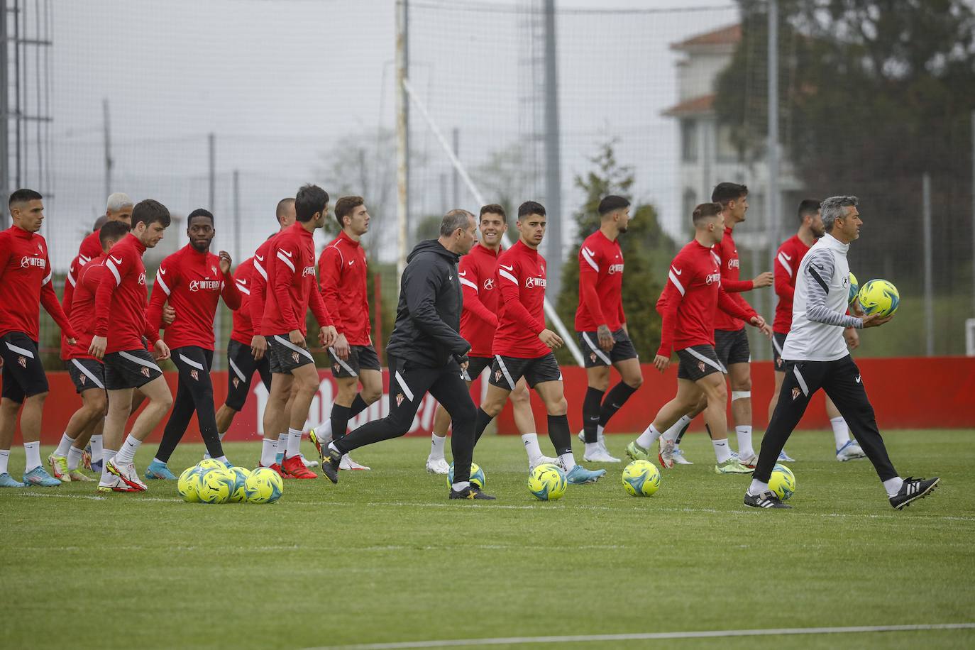 Con Mareo blindado a las miradas ajenas al equipo, José Luis Martí dirigió la sesión enfocada al duelo contra el Oviedo y concluyó su preparación con una sesión a puerta cerrada que siguieron desde las proximidades del campo número 2 el 'coach' Joseba del Carmen y el director deportivo, Javi Rico.