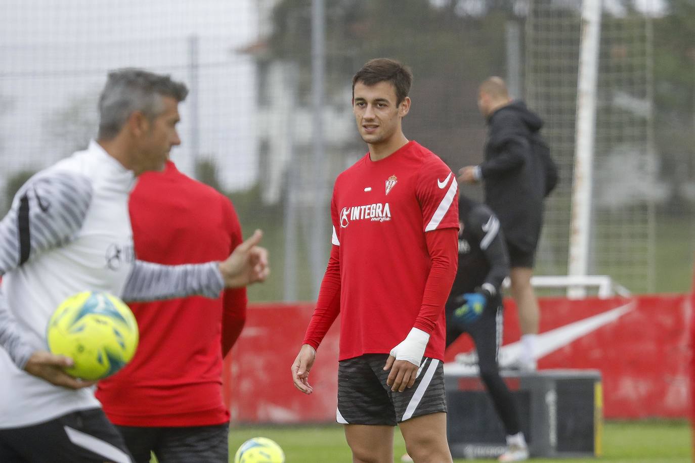 Con Mareo blindado a las miradas ajenas al equipo, José Luis Martí dirigió la sesión enfocada al duelo contra el Oviedo y concluyó su preparación con una sesión a puerta cerrada que siguieron desde las proximidades del campo número 2 el 'coach' Joseba del Carmen y el director deportivo, Javi Rico.