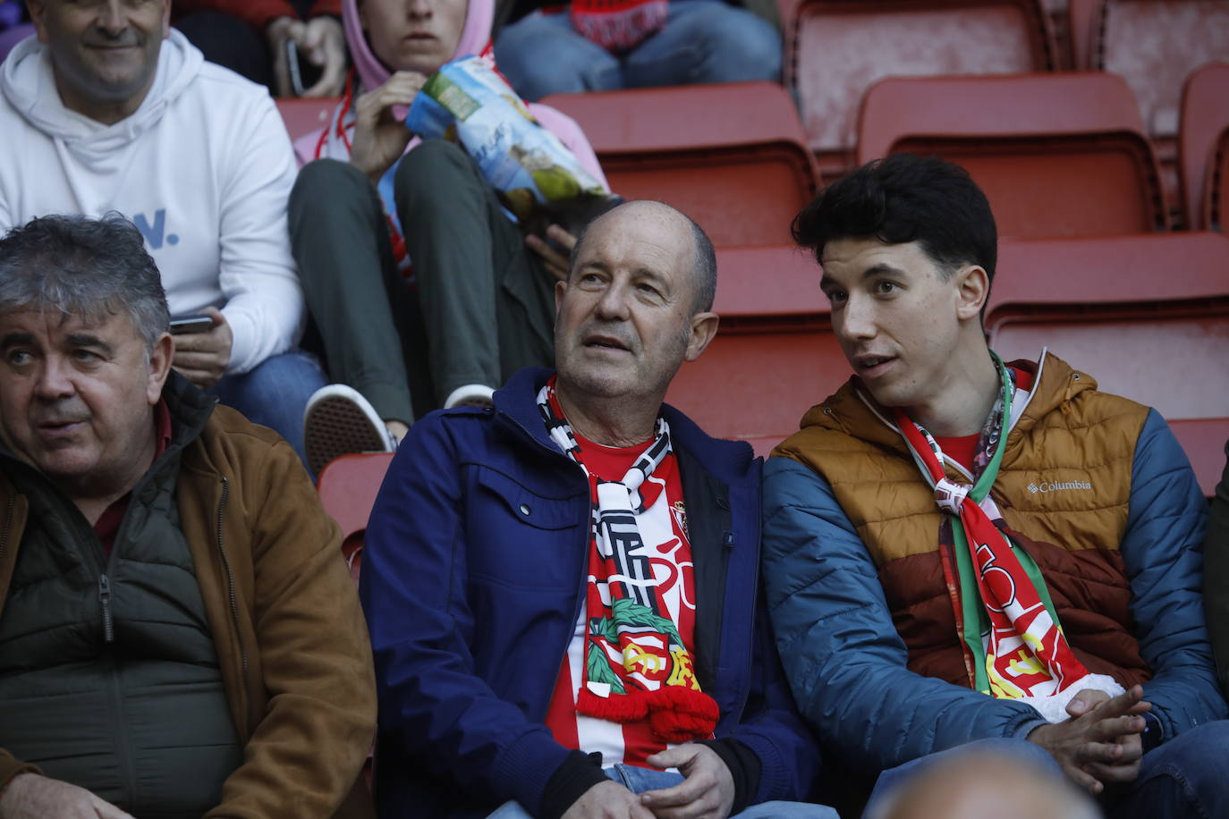 Fotos: ¿Estuviste en el Sporting - Real Oviedo? ¡Búscate en las gradas de El Molinón!