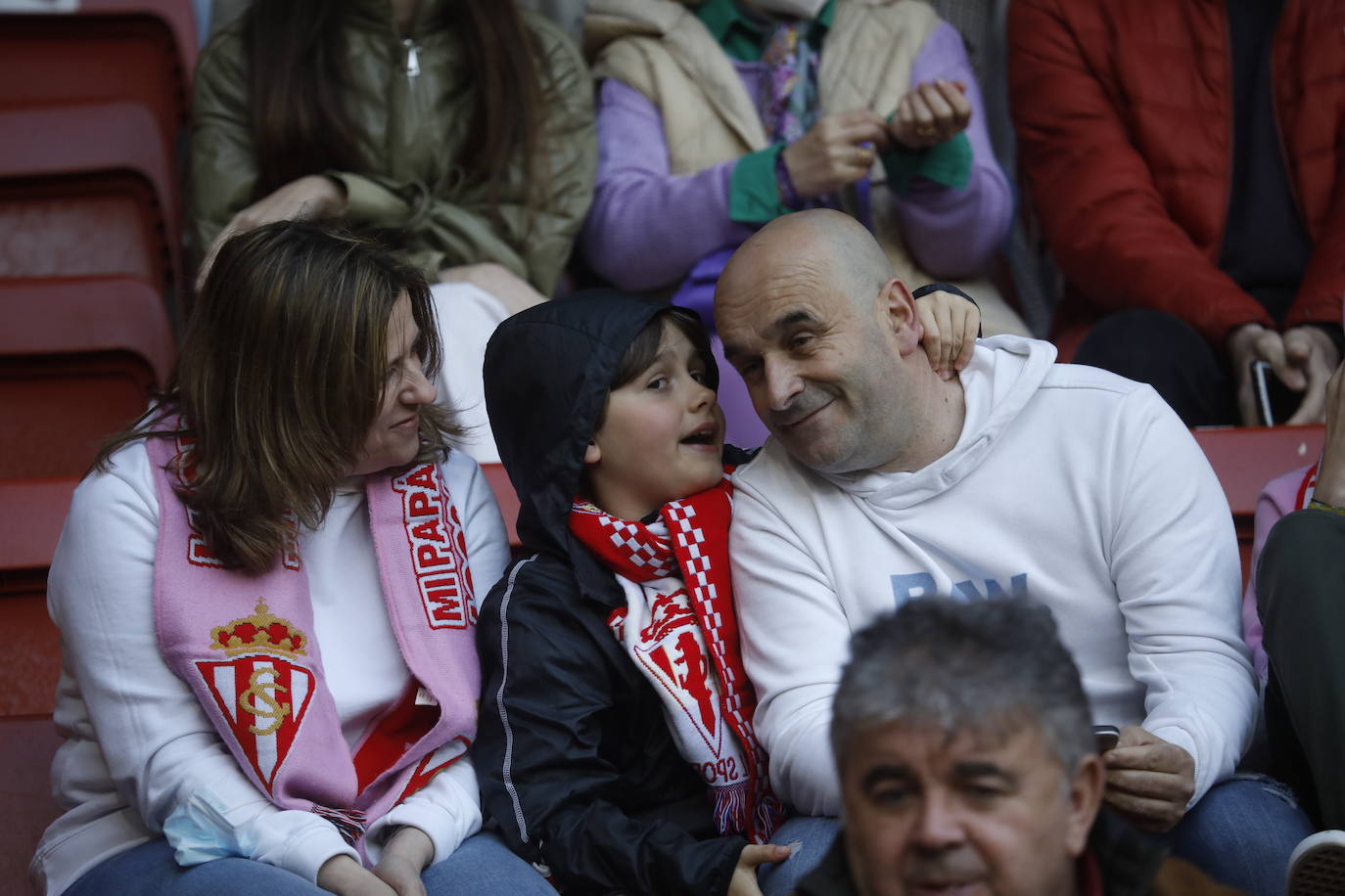 Fotos: ¿Estuviste en el Sporting - Real Oviedo? ¡Búscate en las gradas de El Molinón!