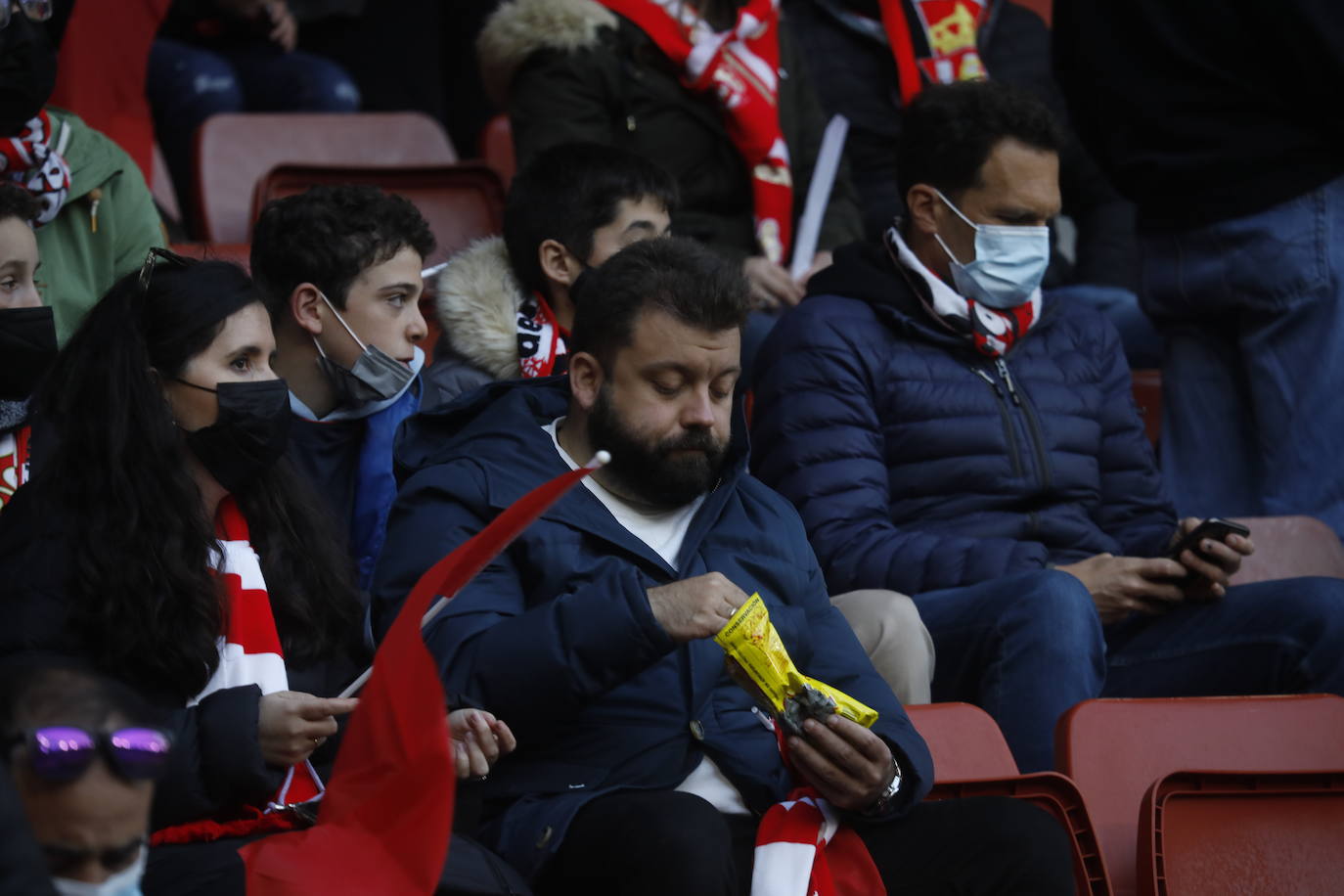 Fotos: ¿Estuviste en el Sporting - Real Oviedo? ¡Búscate en las gradas de El Molinón!