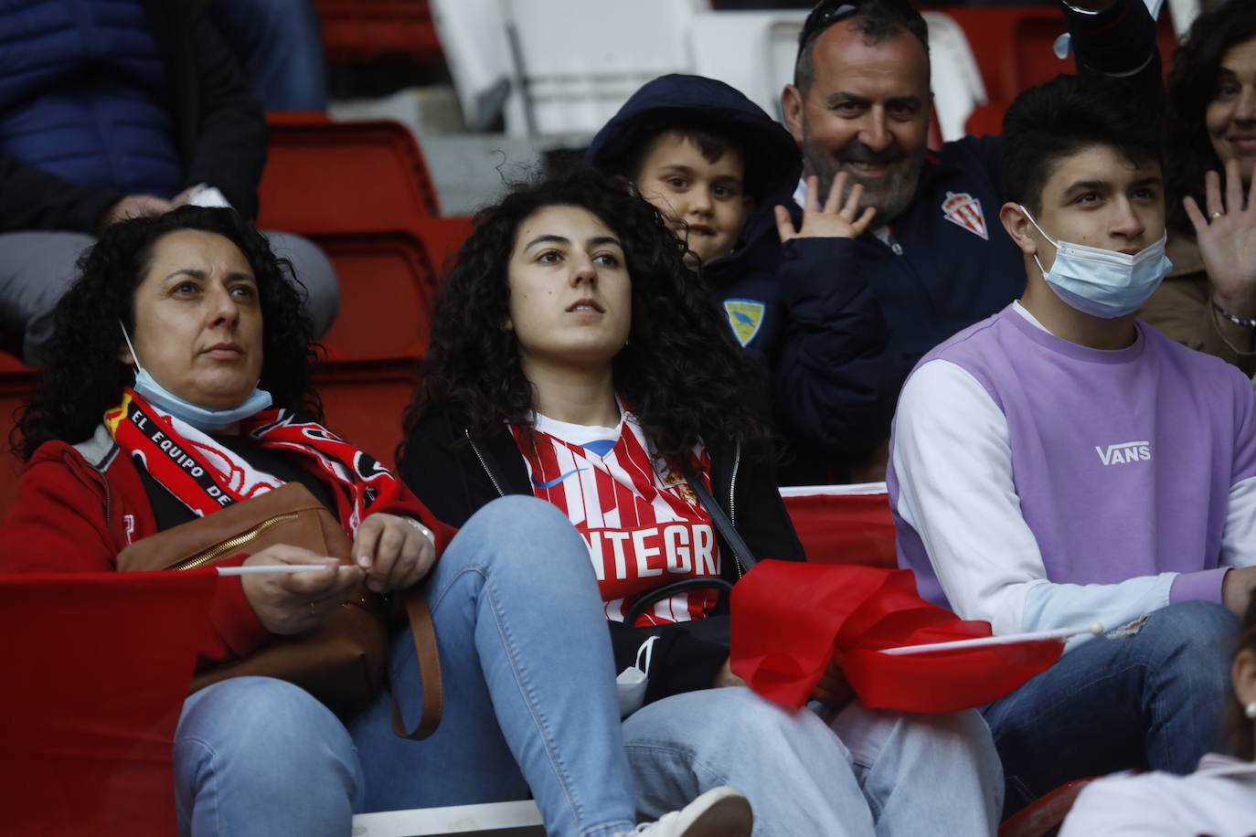 Fotos: ¿Estuviste en el Sporting - Real Oviedo? ¡Búscate en las gradas de El Molinón!