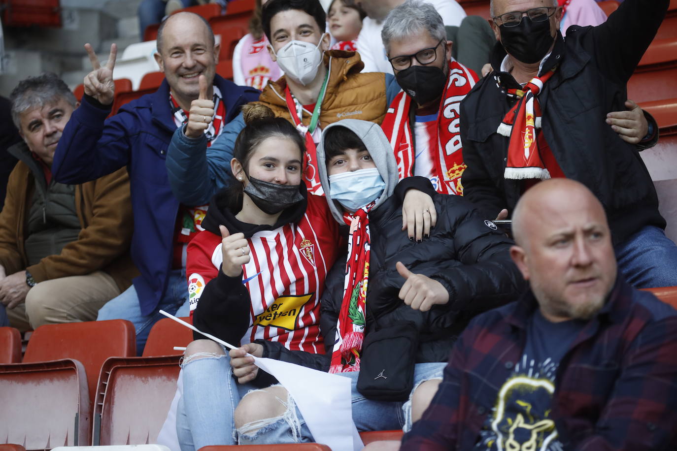 Fotos: ¿Estuviste en el Sporting - Real Oviedo? ¡Búscate en las gradas de El Molinón!