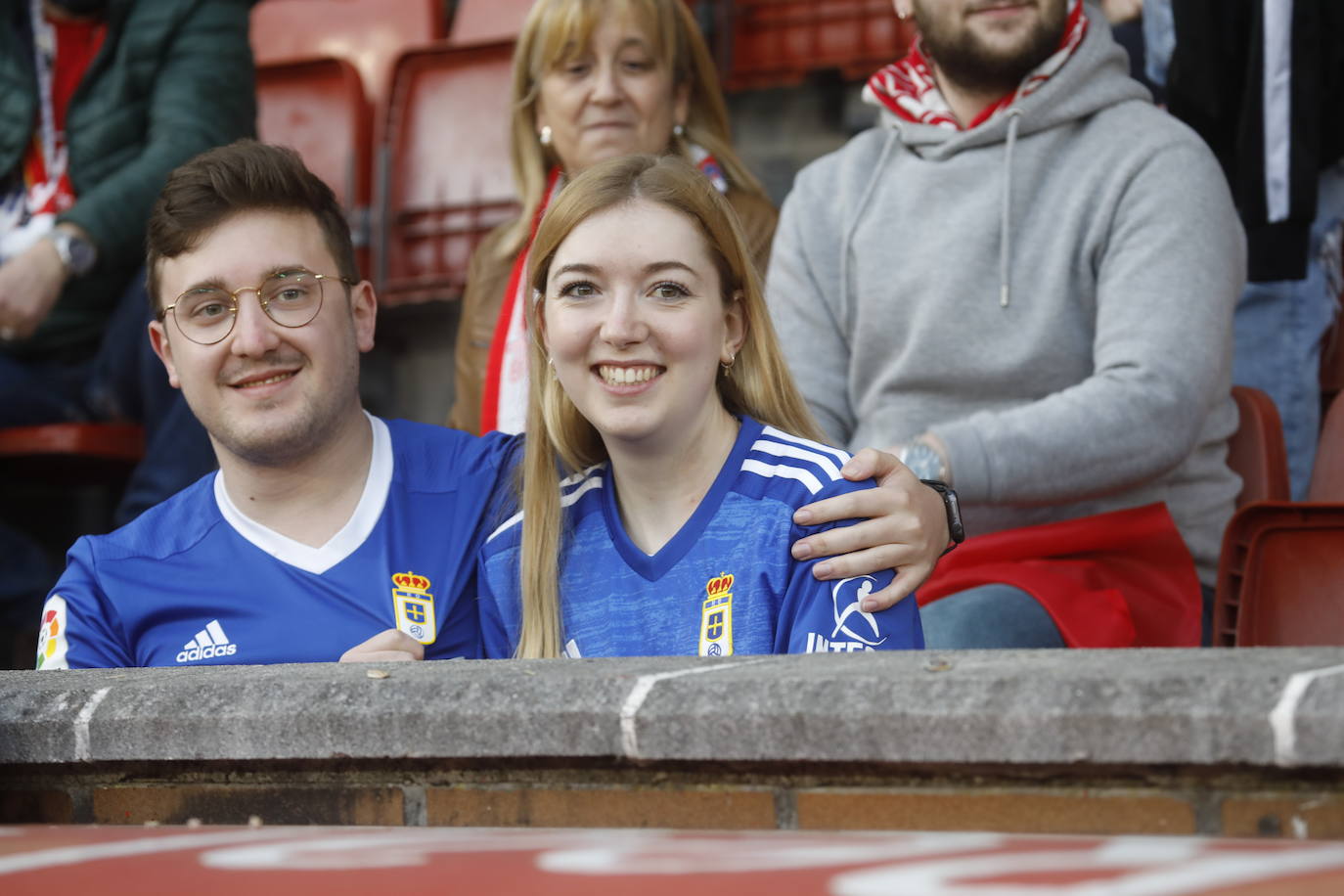 Fotos: ¿Estuviste en el Sporting - Real Oviedo? ¡Búscate en las gradas de El Molinón!