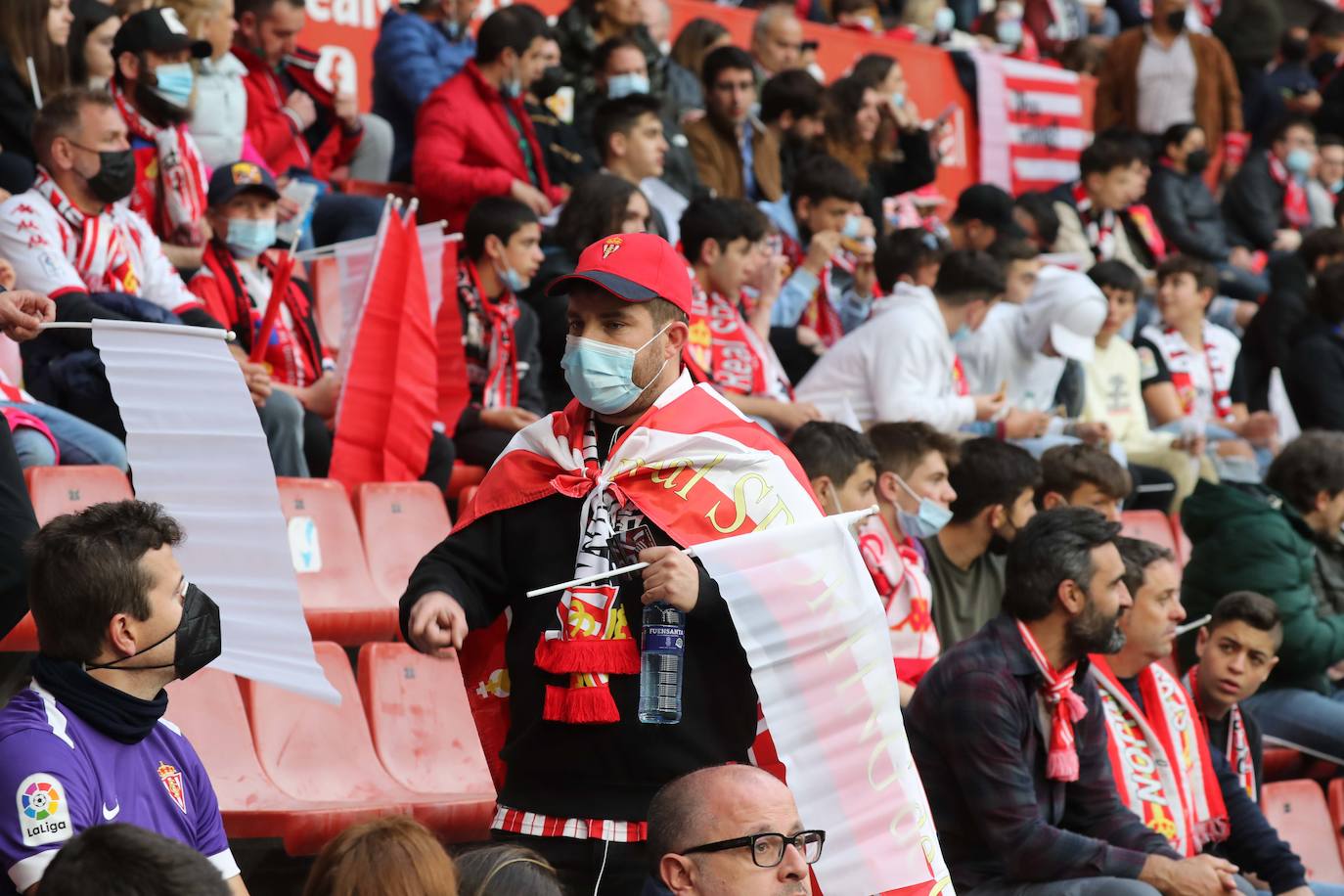 Fotos: ¿Estuviste en el Sporting - Real Oviedo? ¡Búscate en las gradas de El Molinón!