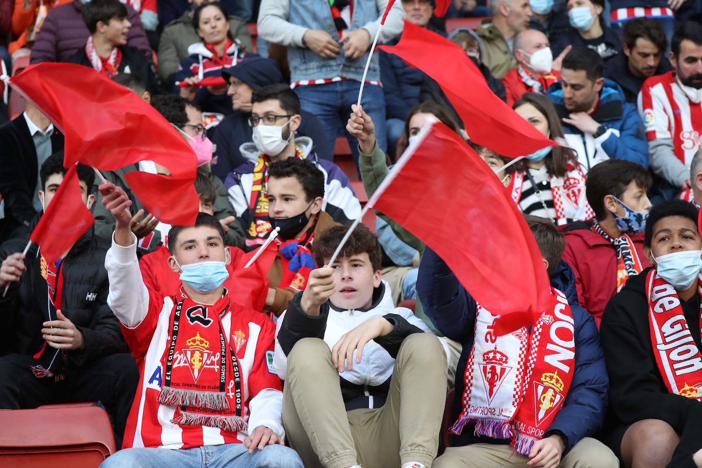 Fotos: ¿Estuviste en el Sporting - Real Oviedo? ¡Búscate en las gradas de El Molinón!