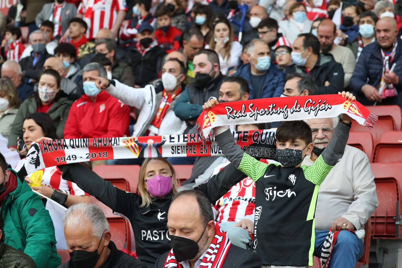 ¿Estuviste en el Sporting - Real Oviedo? ¡Búscate en las gradas de El Molinón!