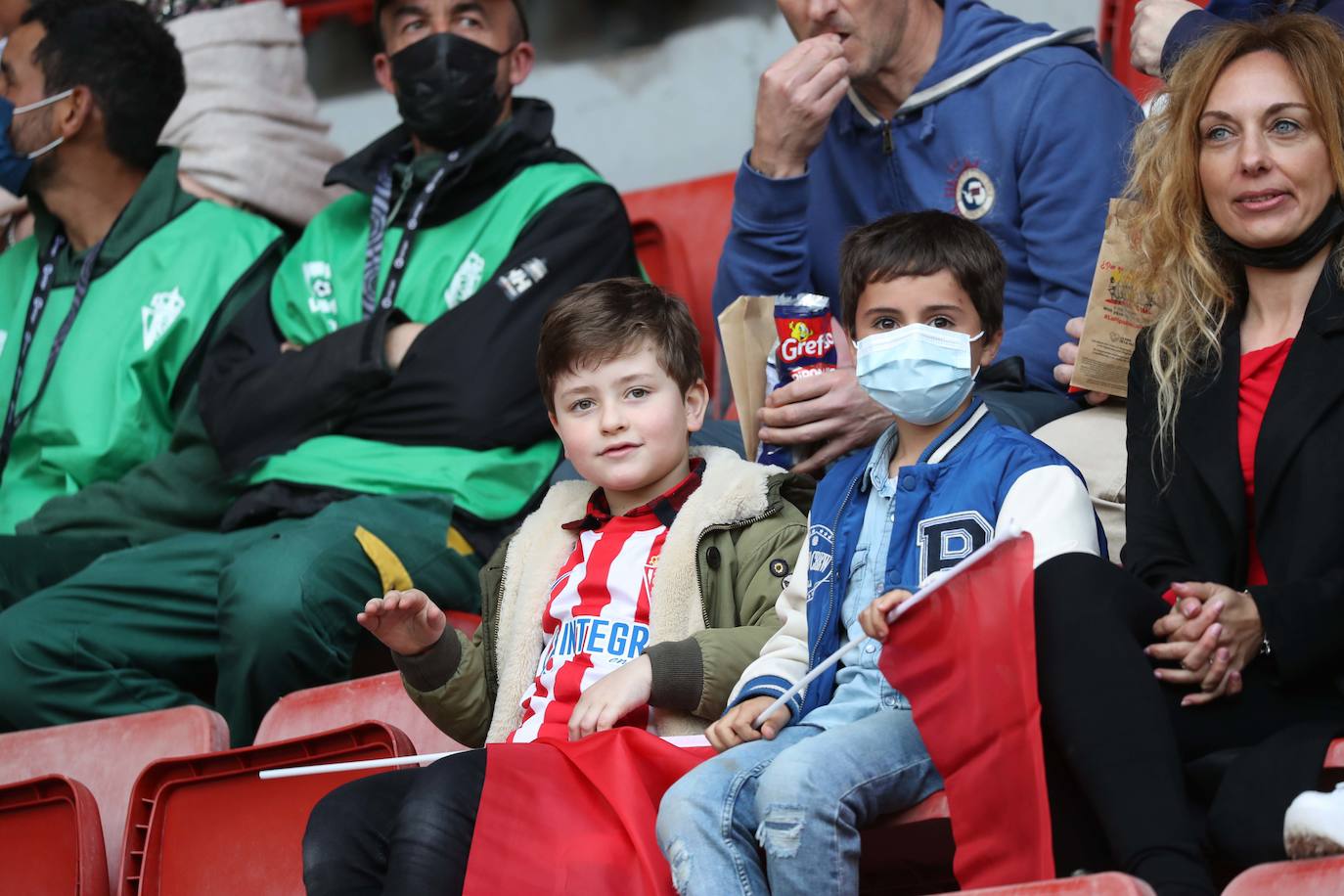 Fotos: ¿Estuviste en el Sporting - Real Oviedo? ¡Búscate en las gradas de El Molinón!