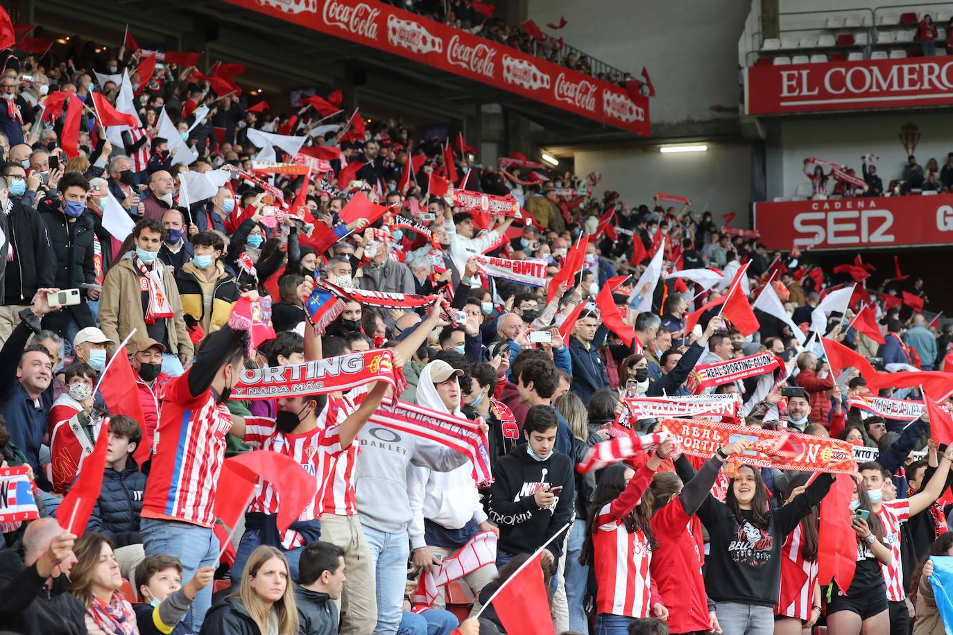 Fotos: ¿Estuviste en el Sporting - Real Oviedo? ¡Búscate en las gradas de El Molinón!