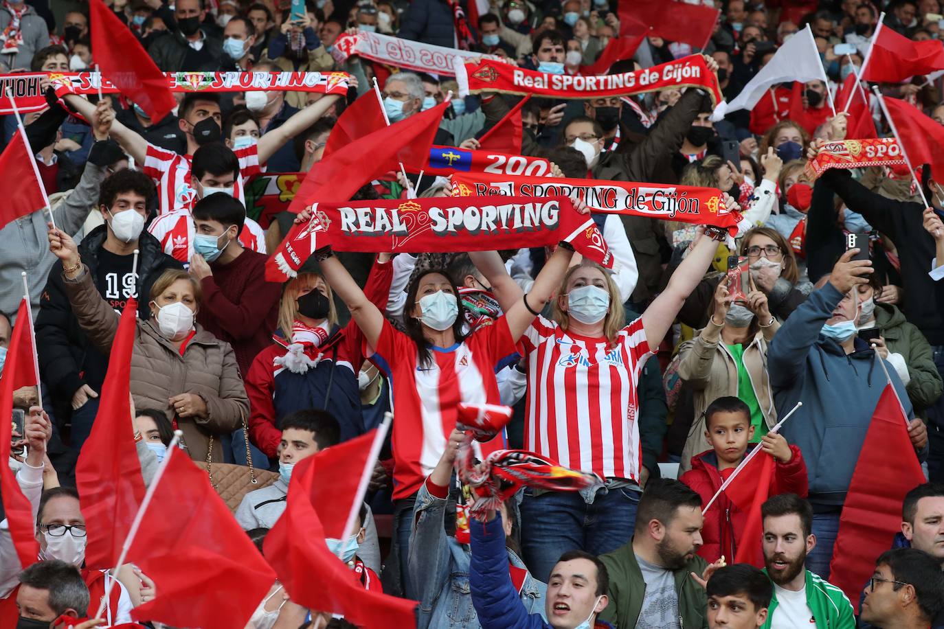 Fotos: ¿Estuviste en el Sporting - Real Oviedo? ¡Búscate en las gradas de El Molinón!