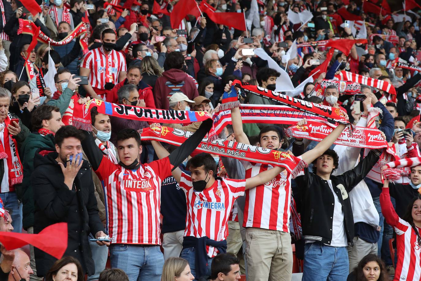 Fotos: ¿Estuviste en el Sporting - Real Oviedo? ¡Búscate en las gradas de El Molinón!