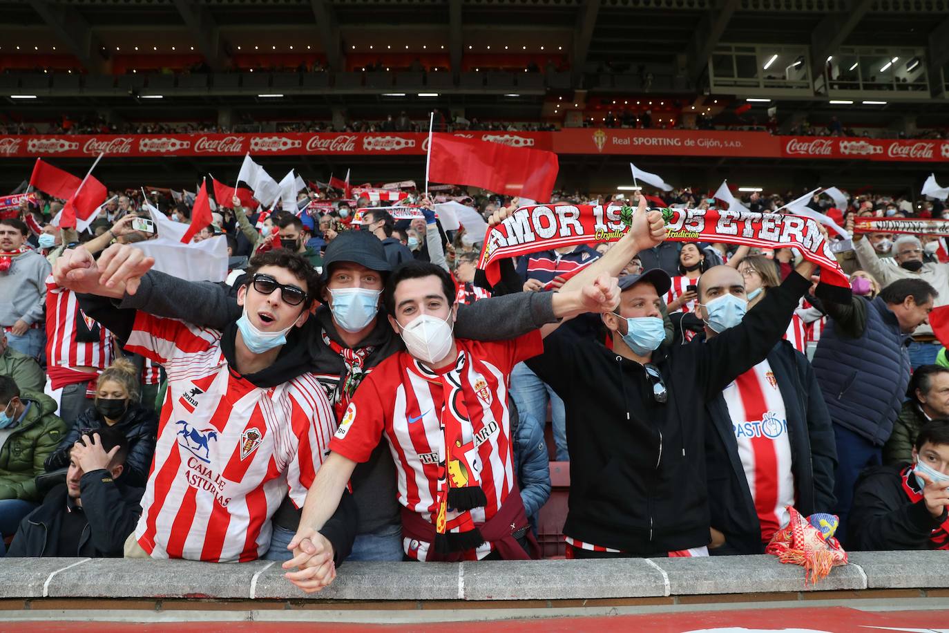 Fotos: ¿Estuviste en el Sporting - Real Oviedo? ¡Búscate en las gradas de El Molinón!