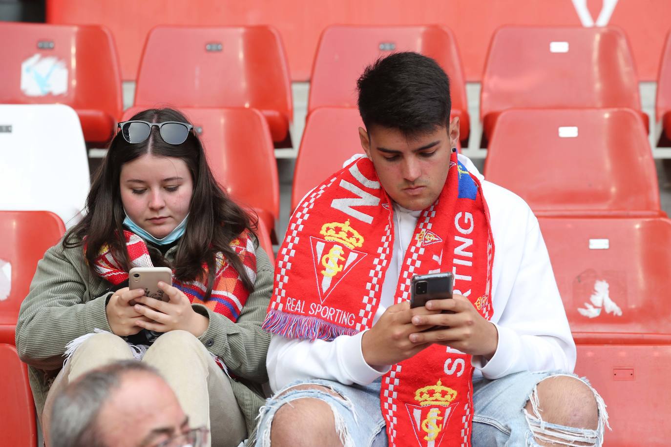 Fotos: ¿Estuviste en el Sporting - Real Oviedo? ¡Búscate en las gradas de El Molinón!