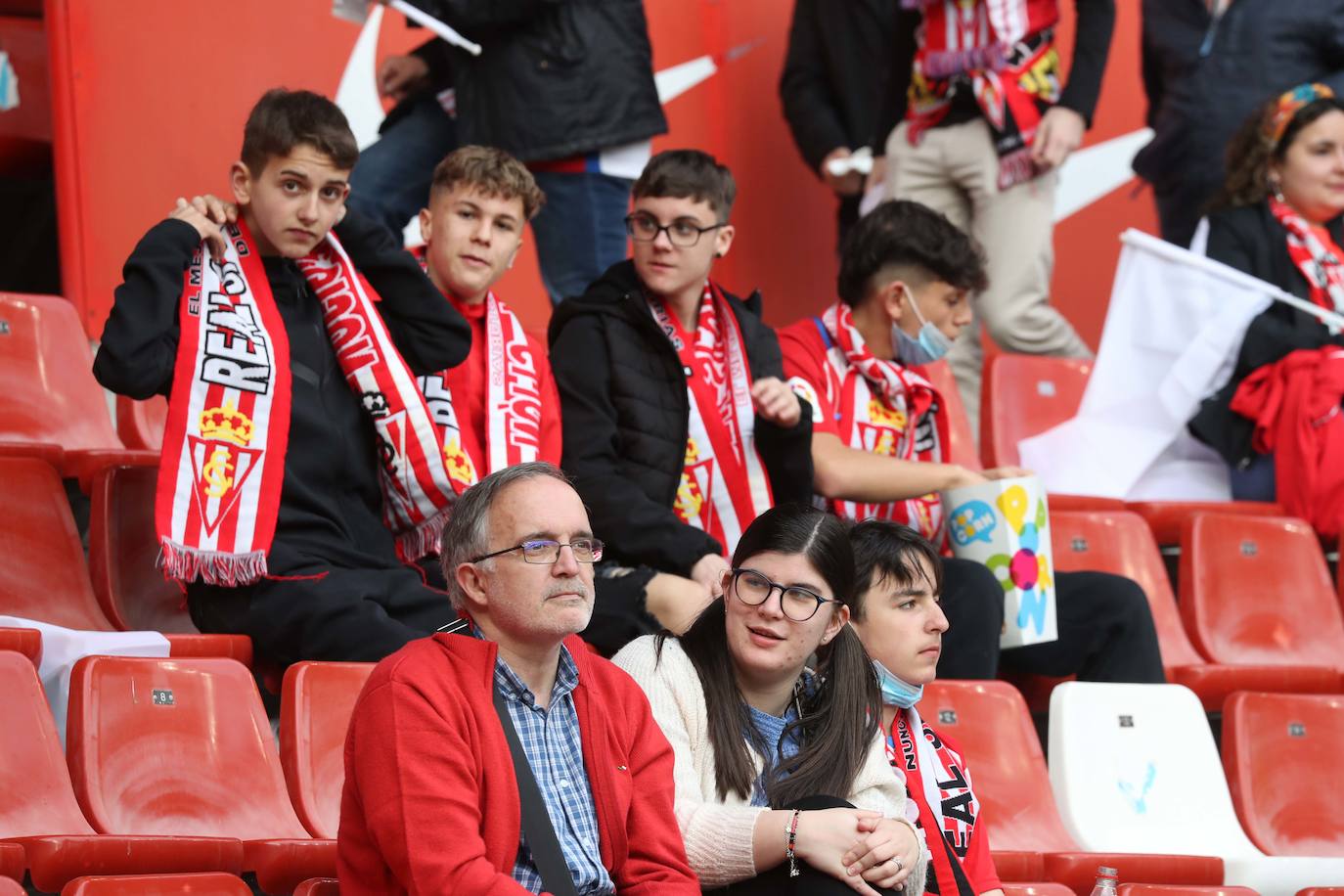 Fotos: ¿Estuviste en el Sporting - Real Oviedo? ¡Búscate en las gradas de El Molinón!