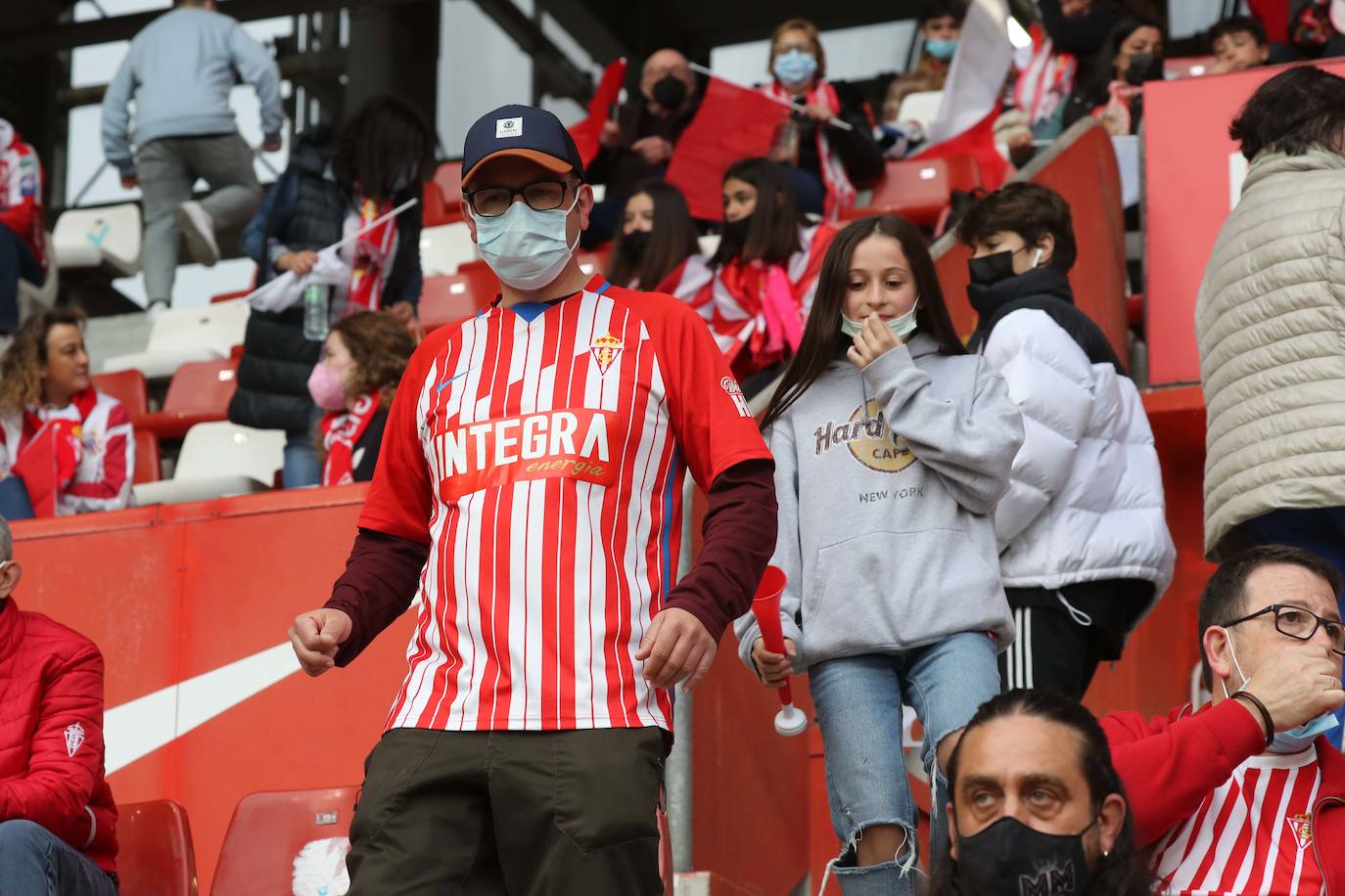 Fotos: ¿Estuviste en el Sporting - Real Oviedo? ¡Búscate en las gradas de El Molinón!