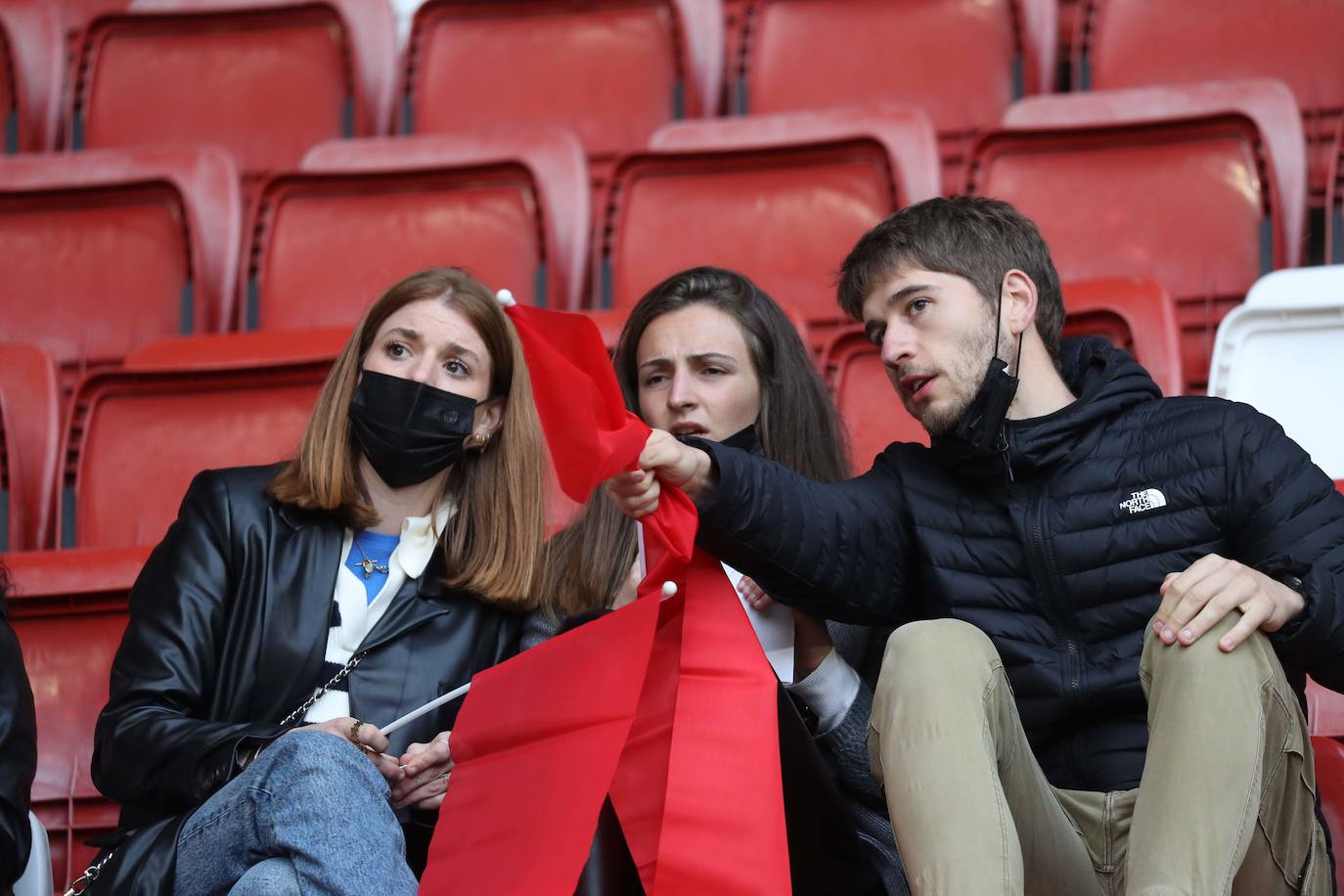 Fotos: ¿Estuviste en el Sporting - Real Oviedo? ¡Búscate en las gradas de El Molinón!