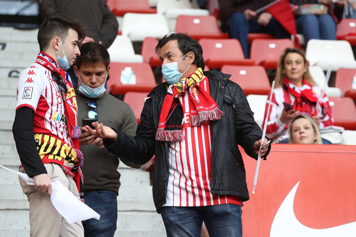 Fotos: ¿Estuviste en el Sporting - Real Oviedo? ¡Búscate en las gradas de El Molinón!