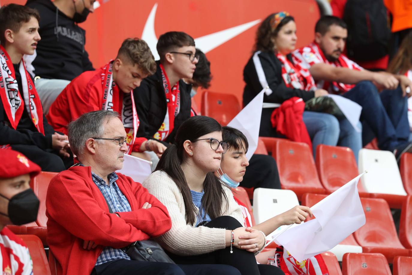 Fotos: ¿Estuviste en el Sporting - Real Oviedo? ¡Búscate en las gradas de El Molinón!