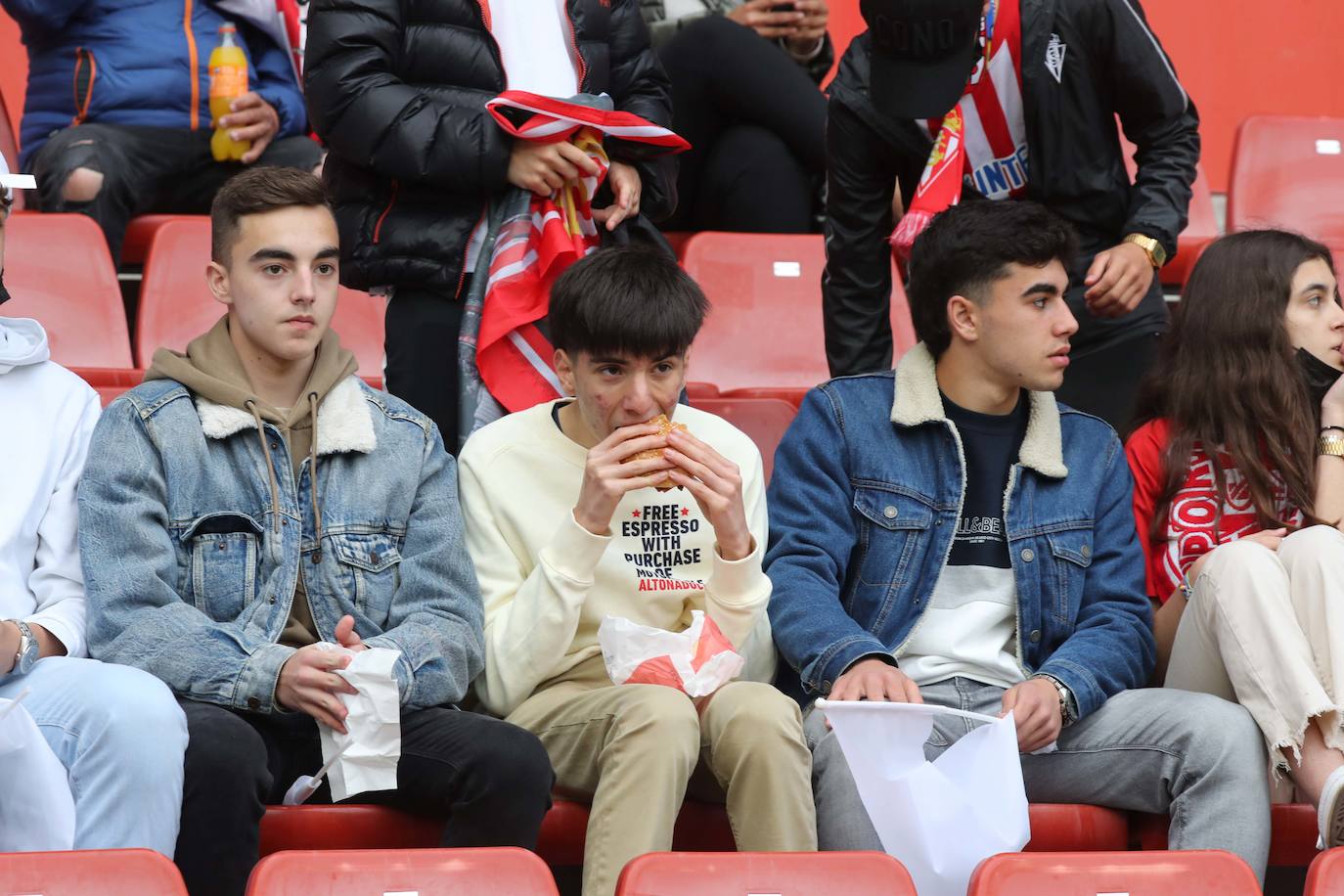 Fotos: ¿Estuviste en el Sporting - Real Oviedo? ¡Búscate en las gradas de El Molinón!