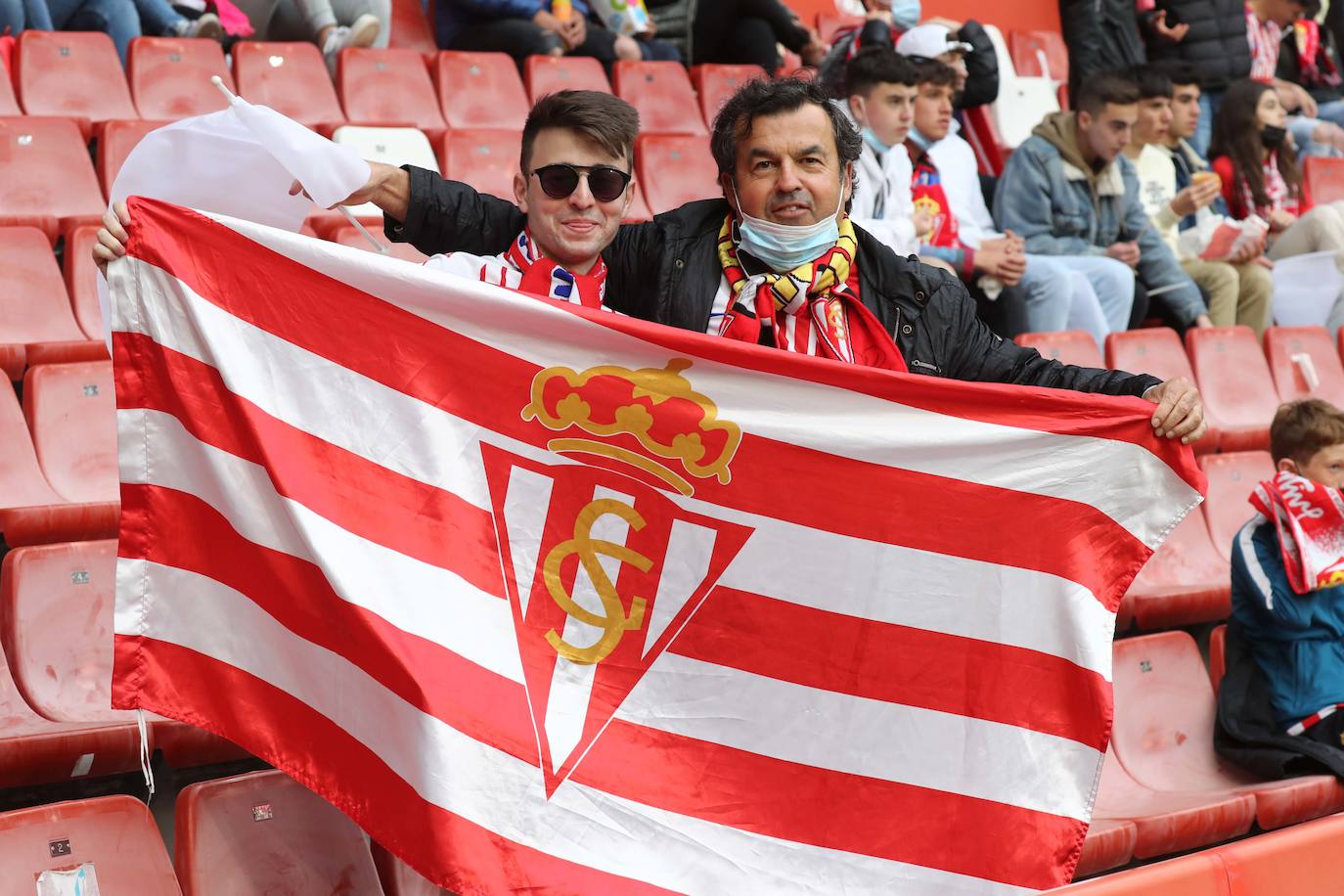 Fotos: ¿Estuviste en el Sporting - Real Oviedo? ¡Búscate en las gradas de El Molinón!