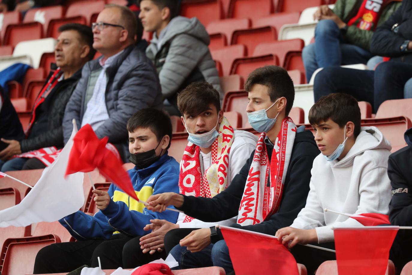 Fotos: ¿Estuviste en el Sporting - Real Oviedo? ¡Búscate en las gradas de El Molinón!