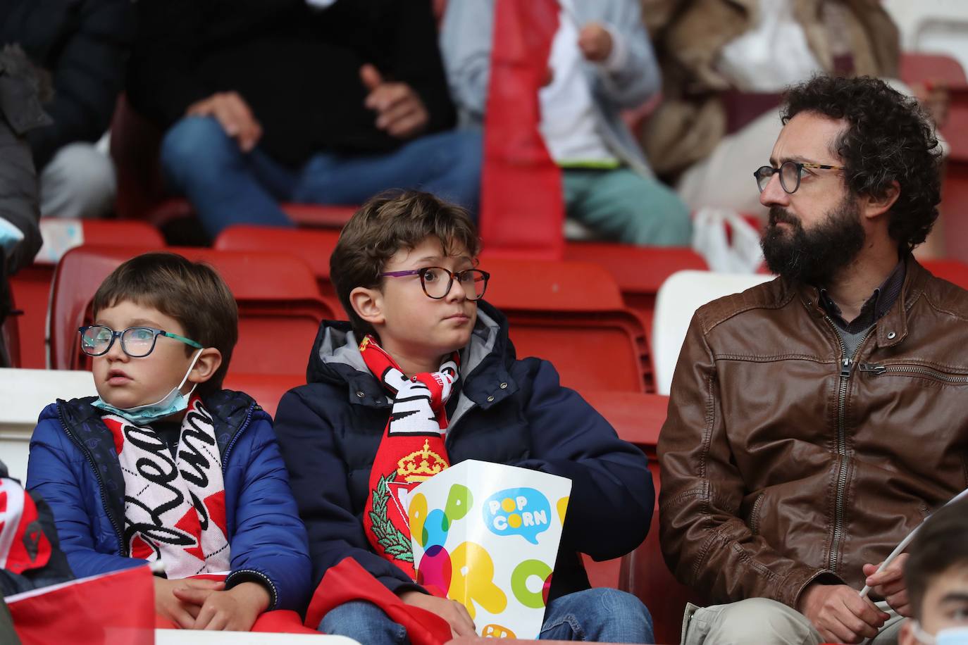 Fotos: ¿Estuviste en el Sporting - Real Oviedo? ¡Búscate en las gradas de El Molinón!