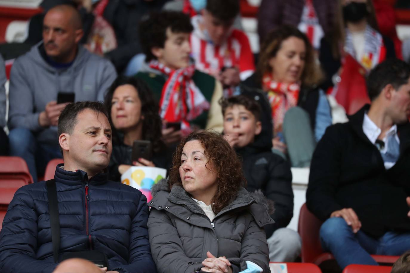 Fotos: ¿Estuviste en el Sporting - Real Oviedo? ¡Búscate en las gradas de El Molinón!