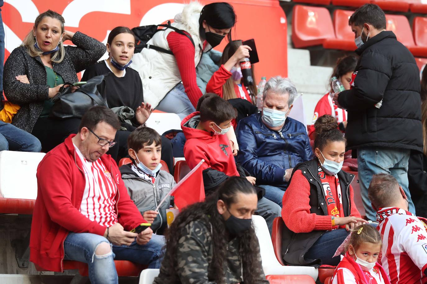 Fotos: ¿Estuviste en el Sporting - Real Oviedo? ¡Búscate en las gradas de El Molinón!