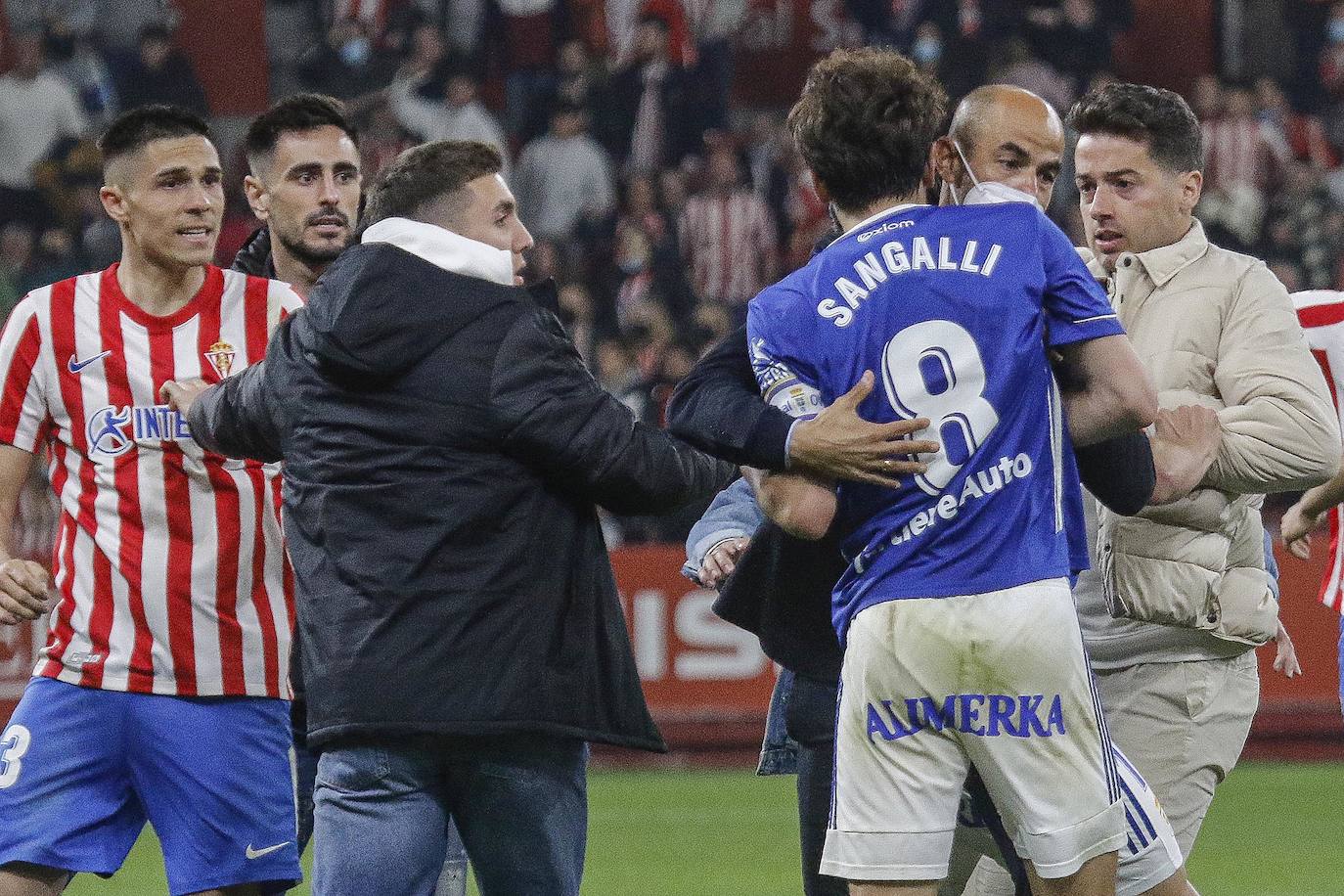 Algunos jugadores sportinguistas la tomaron con el meta azul Femenías, al que acusaron de provocar a la afición y acabaron por golpear. La tensión entre ambas plantillas empañó el final del encuentro