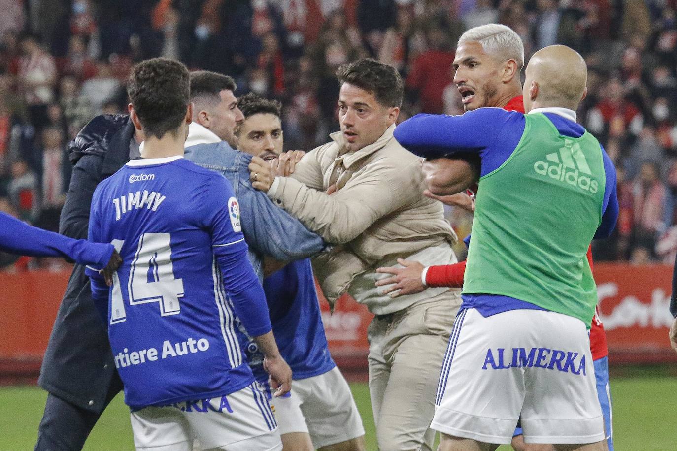 Algunos jugadores sportinguistas la tomaron con el meta azul Femenías, al que acusaron de provocar a la afición y acabaron por golpear. La tensión entre ambas plantillas empañó el final del encuentro