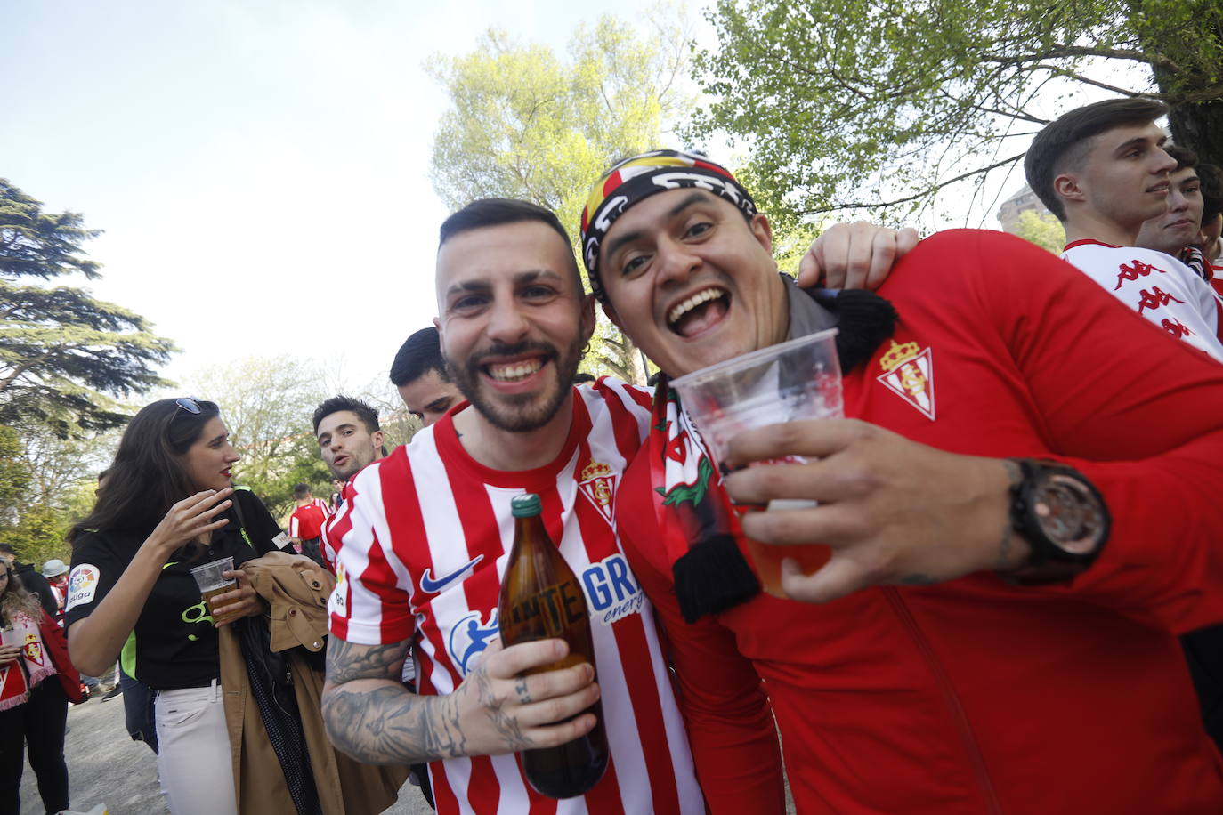 La afición del Sporting ha llenado las inmediaciones de El Molinón antes del partido que enfrentará a los rojiblancos con el Real Oviedo 