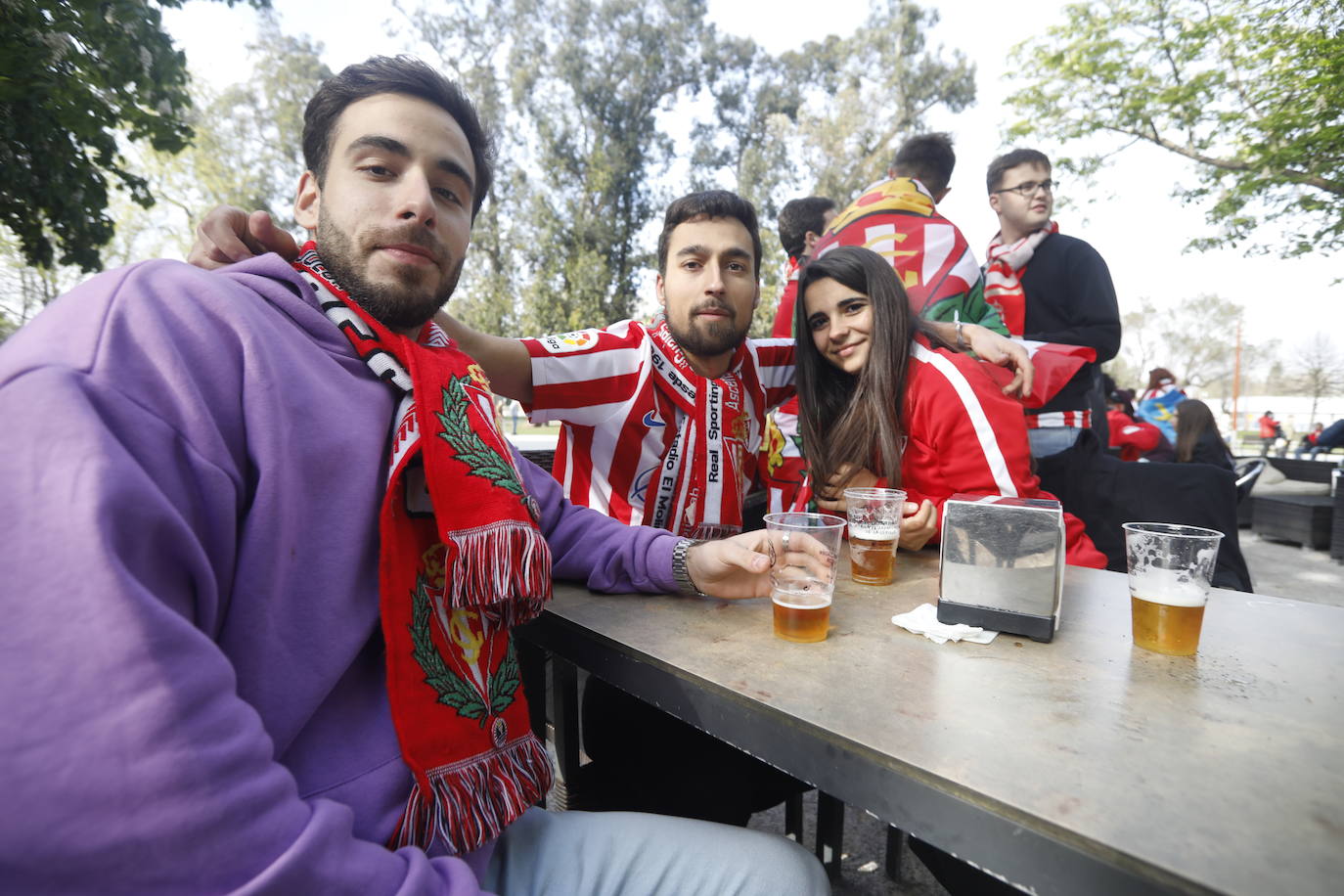 La afición del Sporting ha llenado las inmediaciones de El Molinón antes del partido que enfrentará a los rojiblancos con el Real Oviedo 