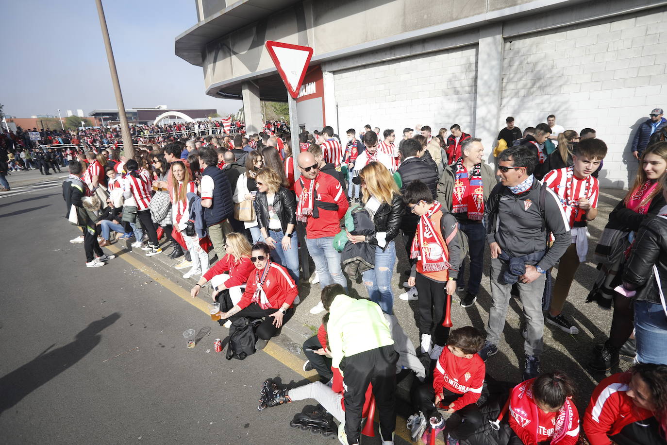 La afición del Sporting ha llenado las inmediaciones de El Molinón antes del partido que enfrentará a los rojiblancos con el Real Oviedo 